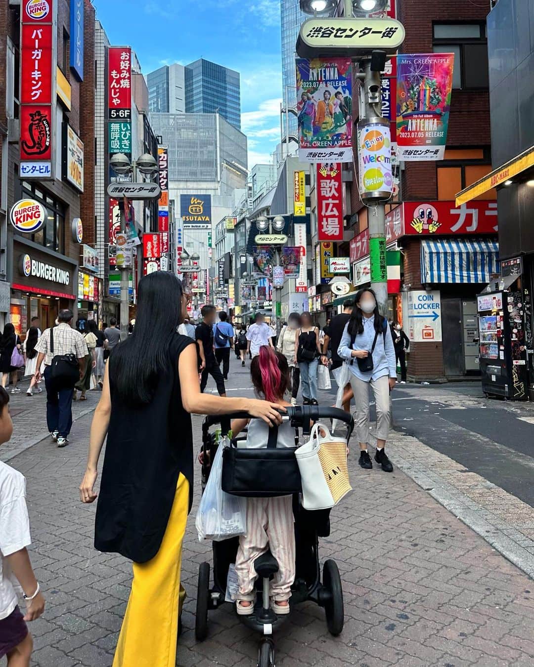 尾崎紗代子のインスタグラム：「. 一番遊んだ街は渋谷で 友達のほとんどが渋谷で出会った人たち🙋 マルキューで働き始めなければ今の自分は 居なかっただろうなぁと思う 思い入れの深い場所☺️ そんな思い出の街に 今では子供達を連れて 出かけているのってなんかエモいなぁと 思ってバシャバシャ写真撮りまくってたけど そういえばセンター街ではそんなに遊んで無いわ  #なんなん #momlife #mommylife #mommy  #育児 #ママライフ  #6歳 #4歳 #1歳 #motherof3 #motherhood  #family #familyphoto  #3人育児  #3児のママ #3児ママ  #familytime  #5人家族 #familyphotograhy #familyfirst #渋谷 #shibuya #japan」