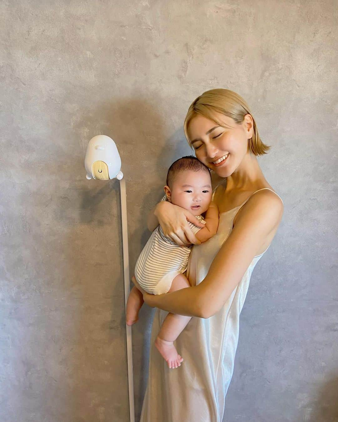 カナのインスタグラム：「🍼PR・クーポンコードあり🧸  スマホで赤ちゃんの状態を知ることができて👶🏻 危険を感知したら通知をしてくれる ベビーモニター @cuboai_japan 🐣  四六時中赤ちゃんを自分の目で見てないと 不安や心配でいっぱいになってたけど、 これのおかげで 睡眠時間や自分時間を増やすことができるようになって 心にも余裕ができたり優しくなれたりして みんなHAPPYになったよ🫶🏻  録画機能がついてるから、 起きた時間や寝た時間を確認できて 毎日の睡眠時間の記録にも大助かりしてるよ🛌🤍  室温や湿度が高すぎる・低すぎるときに教えてくれたり 睡眠時間を分析してくれたり💤 オルゴール音や子守唄もかけてくれるの🌈  高機能なベビーシッターさんだよ🫱🏻‍🫲🏽  モニターは高性能、高画質で 明るいときはもちろん、真っ暗な状態でも 表情がわかるくらい映像がとっても綺麗✨  心を楽に、幸せな気持ちにしてくれる、 本当におすすめしたいベビーグッズだよ🥰 (気になる方は @cuboai_japan  を見てみてくださいね）  クーポンコード:KANA2023 (フォロワー様専用の1500円 割引クーポンコード、公式サイトにてのみ有効) URL  https://bit.ly/423t4uj とってもお得なのでぜひ使ってね！ プレゼントにも喜ばれると思います💝  #cuboaiスマートベビーモニター #cuboai赤ちゃんねんね見守りセット #cuboaiベビーセンサーパッド #cuboaiのある生活 #cuboai #男の子ママ #新生児 #新米ママ」