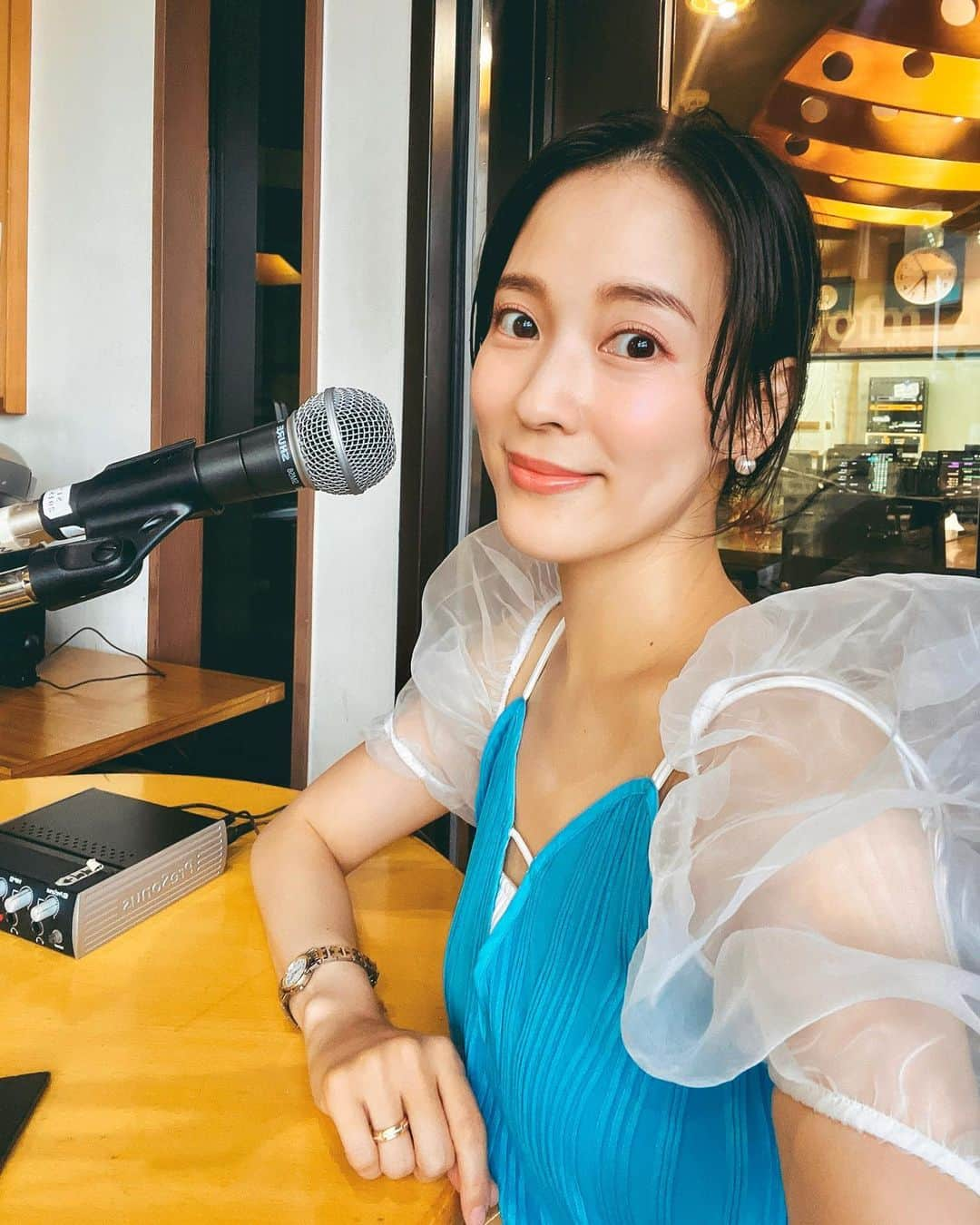 奈津子のインスタグラム：「今夜も東京FM #スカロケ　「生活向上委員会」生出演ありがとうございました。ZARAの白いトップスの存在感が思いのほか強くて、スタッフさんからアイドル時代の衣装かと思ったとつっこまれ、やしろ本部長からは丸いパフのところから飴玉取り出して配って欲しいといわれました笑笑🍬  水色のキャミワンピはシワにならない素材がおきにいりです。  今夜は楽しみな方と🍚…ご本人の許可が取れたらツーショットUPします🥰  #家電 #家電好き #家電女優 #奈津子 #ラジオ　#生放送　#楽ちんコーデ」