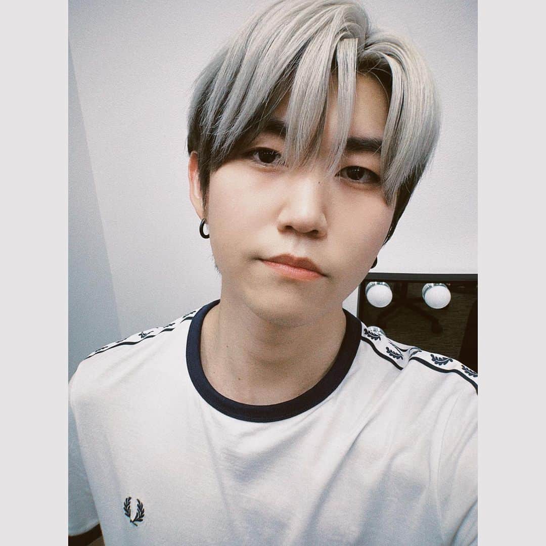 若井滉斗のインスタグラム：「ニューヘアカラーー⚪️⚫️☔︎」