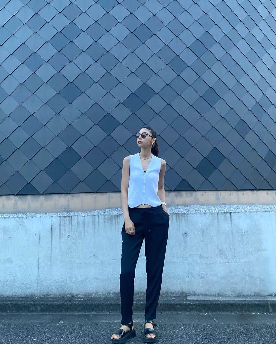 石井エミリーさんのインスタグラム写真 - (石井エミリーInstagram)「simple style 💙🤍🖤  #今日のコーデ#コーデ #outfit#outfitoftheday#outfits#style#codinate#simple#simplestyle#fashion」7月11日 20時08分 - _emilyishii_