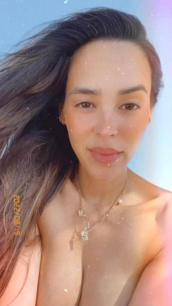 エミ・レナータのインスタグラム：「ボートに乗って、髪に風を浴びる感覚は最高！ . There’s nothing quite like the feeling of the wind in your hair on a boat ride. . #emirenata #emitime #summer #style #エミレナータ #エミタイム #夏 #スタイル」