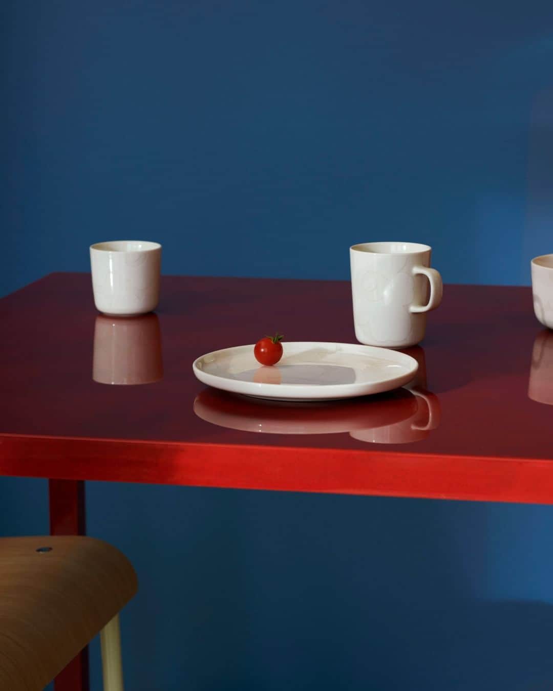 Marimekko Japanさんのインスタグラム写真 - (Marimekko JapanInstagram)「これまでありそうでなかったホワイトｘホワイトのウニッコ柄の食器が登場。マリメッコらしさがありながらお手持ちのどんなアイテムとも合わせられるテーブルコーディネートに必須なアイテムです。  #marimekko #marimekkofw23 #マリメッコ #マリメッコ愛 #北欧デザイン #フィンランド #フィンランドデザイン #インテリア #マリメッコ食器 #unikko #ウニッコ。」7月11日 20時09分 - marimekkojapan