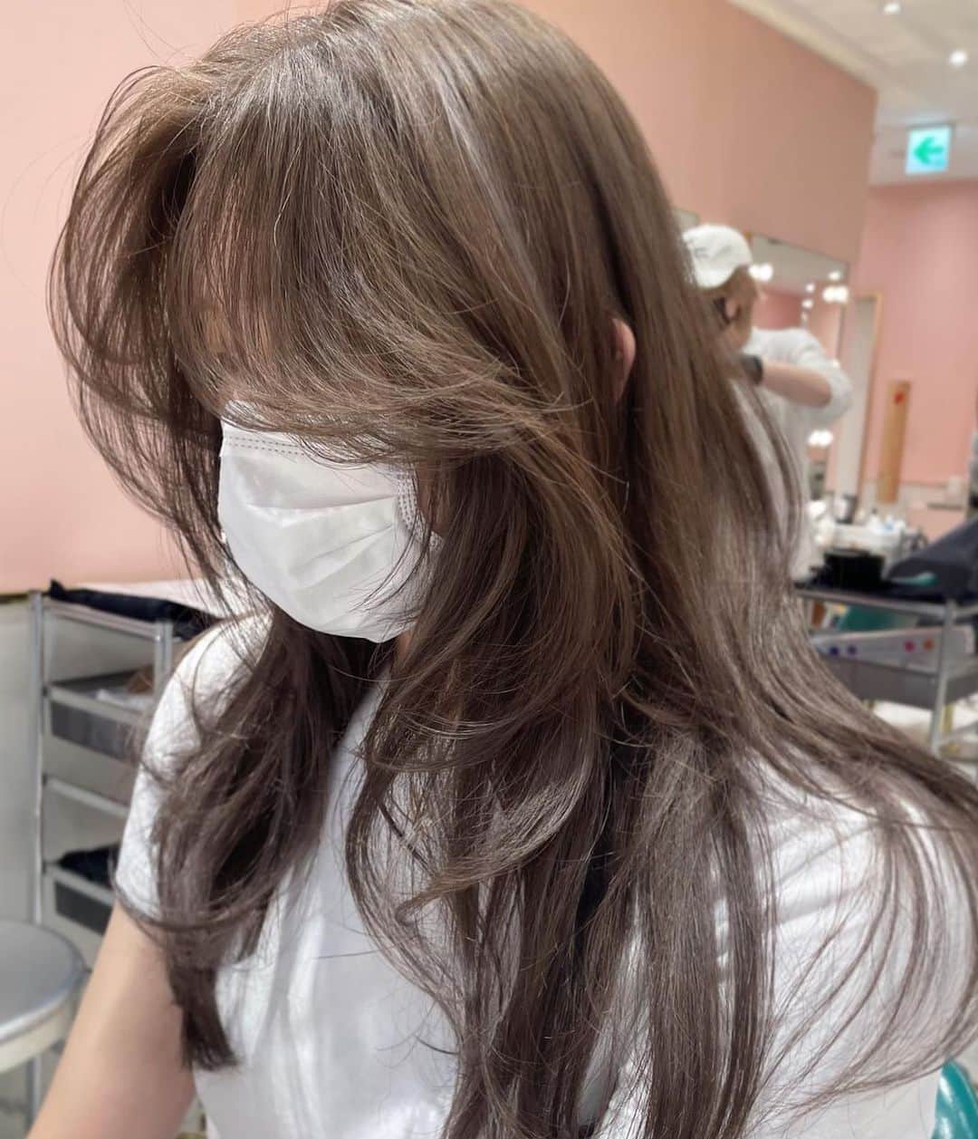 原涼香のインスタグラム：「大人気greige🩶赤味を柔らかく消して透明感up♡ ㅤㅤㅤㅤㅤㅤㅤㅤㅤㅤㅤㅤㅤ ダークトーンでも重くならないのがpoint🤍 カラーのみで明るめを続けると 透明感がよりでます✨ 一回で明るめ希望の方はWケアカラーがオススメです✔︎🤍 ㅤㅤㅤㅤㅤㅤㅤㅤㅤㅤㅤㅤㅤ 🎀韓国HAIR STYLE menu... ㅤㅤㅤㅤㅤㅤㅤㅤㅤㅤㅤㅤㅤ ☑︎カット ワンカールだけでも可愛いこだわりレイヤーカット🖤  ☑︎プレミアムケアカラー(or Wケアカラー) 透明感バツグンのグレージュカラー🩶 ㅤㅤㅤㅤㅤㅤㅤㅤㅤㅤㅤㅤㅤ ☑︎バイカルテトリートメント 韓国人みたいなツヤ髪はバイカルテトリートメントで叶います🖤  ㅤㅤㅤㅤㅤㅤㅤㅤㅤㅤㅤㅤㅤ ご予約はリンクから🫶🏻🔗 ㅤㅤㅤㅤㅤㅤㅤㅤㅤㅤㅤㅤㅤㅤㅤㅤㅤㅤㅤㅤㅤㅤㅤㅤㅤㅤ ㅤㅤㅤㅤㅤㅤㅤㅤㅤㅤㅤㅤㅤ  #SHIMA#韓国ヘア#韓国スタイル#レイヤーカット#ワンホンヘア#ワンホン#ダークトーン#網紅#初カラー#暗髪#ベージュカラー#ラベンダーカラー#グレージュ#オリーブカラー#透明感カラー#銀座美容院#銀座美容室#美容師#시스루뱅#레이어드컷#koreanhair」
