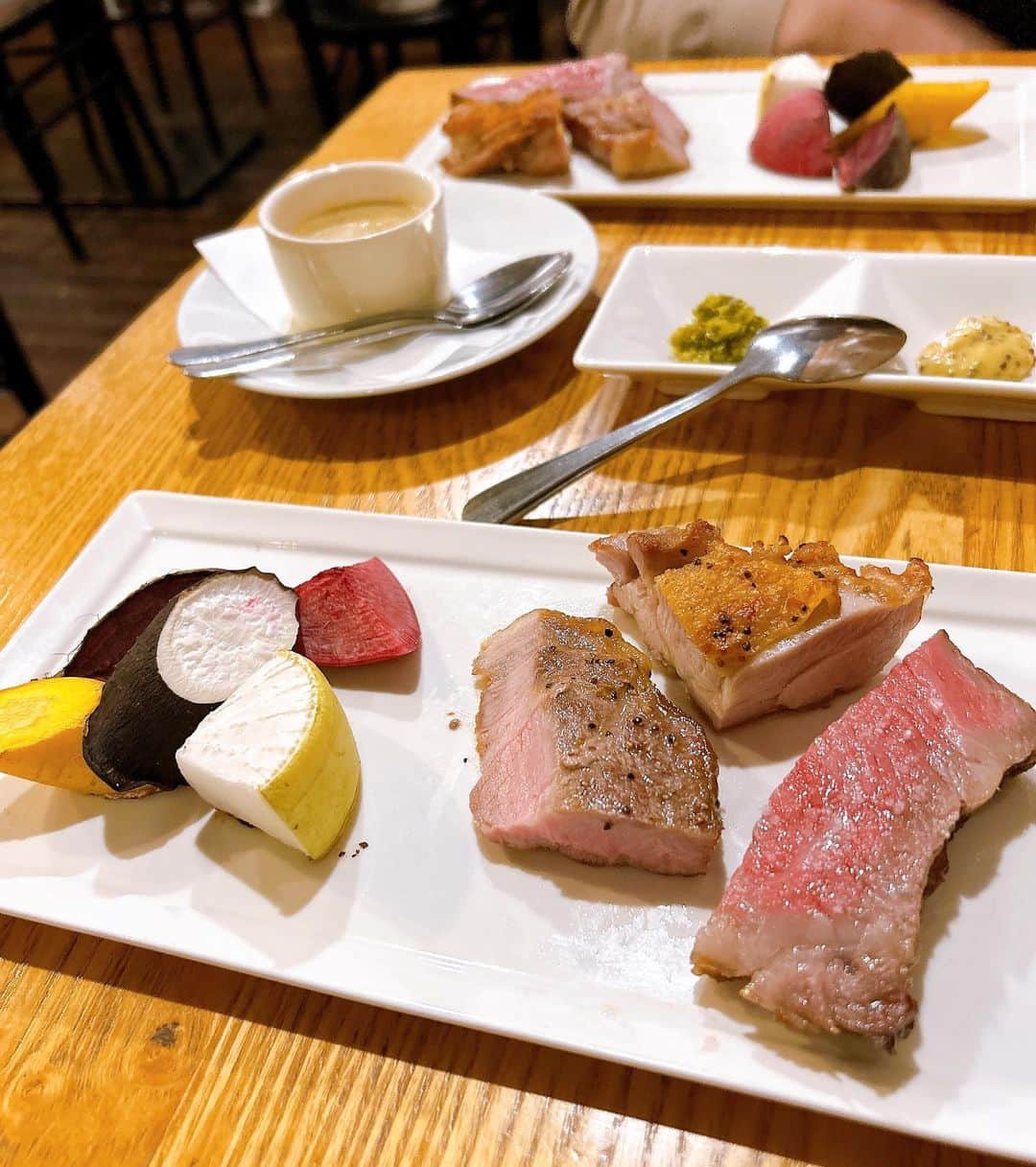 雪音まりな（まーりん）さんのインスタグラム写真 - (雪音まりな（まーりん）Instagram)「渋谷駅にある @zucca_italian さん🍝 季節の有機野菜や豊洲市場直送の鮮魚、生産者さんから直接送られてくる新鮮なお肉などなど、国産の安心安全な食材をふんだんに使った1つ1つ手作りのメニューが頂けます💓しかも１０種類以上のドリンク２時間飲み放題付き👏 その時の旬のお料理をお任せで頂けるのっていいですよね😳私の時は蒸し牡蠣を出して頂きました❤️身が大きくて美味しかった。。。他にもお肉を色んな部位を少しずつ頂けたり、お野菜も普段あまり食べない素材を出して頂けました💓大満足です☺️デザートも豊富な種類から選べました🍨テラス席もあったので、夏の夜にもいいですね🎐 . . .  PR @zucca_italian #渋谷ズッカ #渋谷イタリアン #渋谷ディナー #渋谷区グルメ #山手線グルメ #zucca_restaurant」7月11日 20時12分 - yukine_dayo