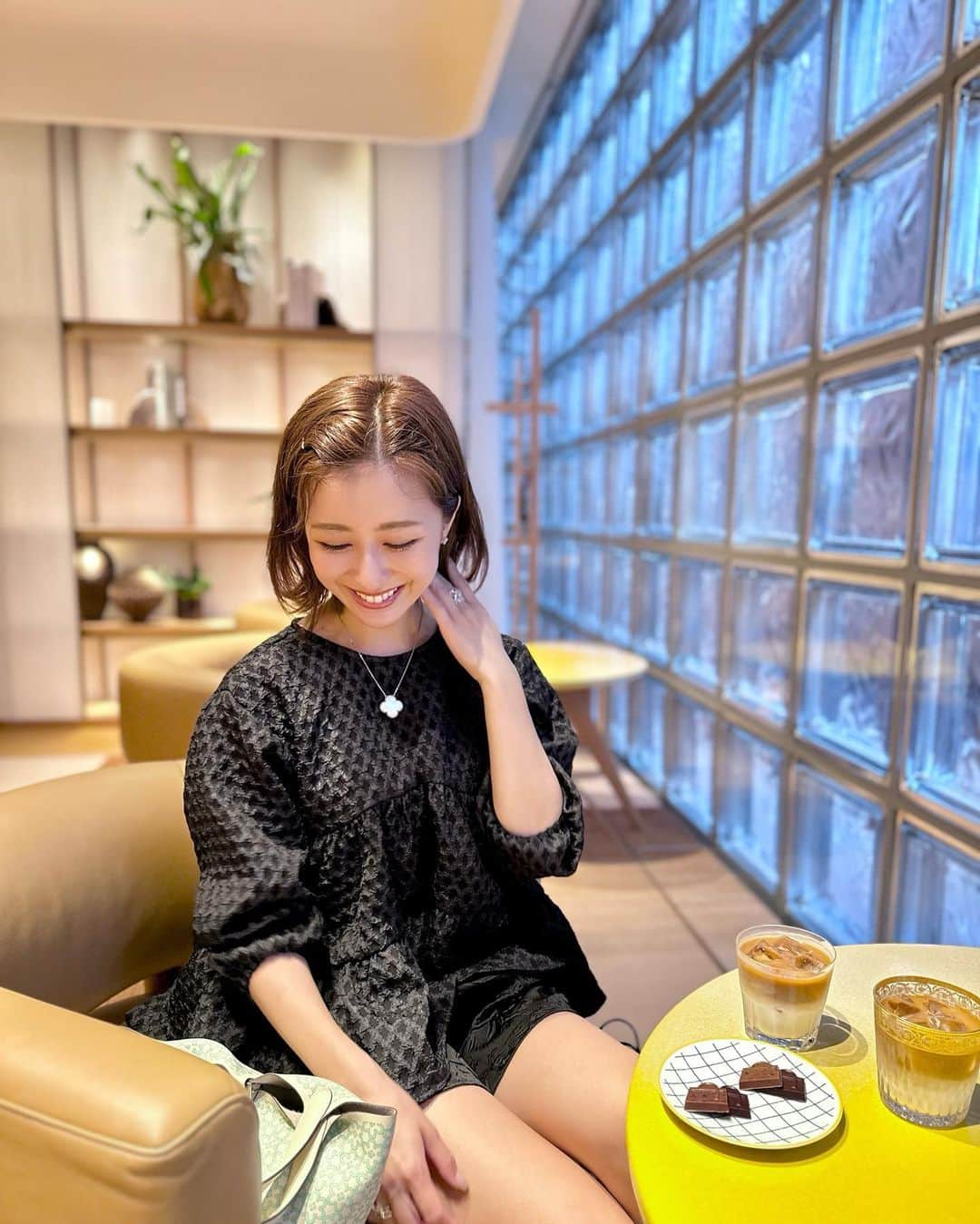 水野佐彩のインスタグラム：「・ @st.rooney 🖤🖤🖤🖤  ブラウスもショートパンツも この春コラボさせていただいたもの☺️  明日から伊勢丹新宿でPOPUPです✨ 私も15日は12-15時で 店頭のお手伝いをする予定です🤍 ぜひ会いにきてください🫶🏻🫶🏻  #おちびコーデ #おちびの輪 #低身長コーデ #Sサイズコーデ #ママコーデ #ママライフ #2020年ベビー #女の子ママ #女の子ベビー #ブルベ夏 #ブルベ #ブルベサマー #ブライトサマー #ブライトスプリング #ソフトクラシック #ウェーブ #骨格診断ウェーブ​」