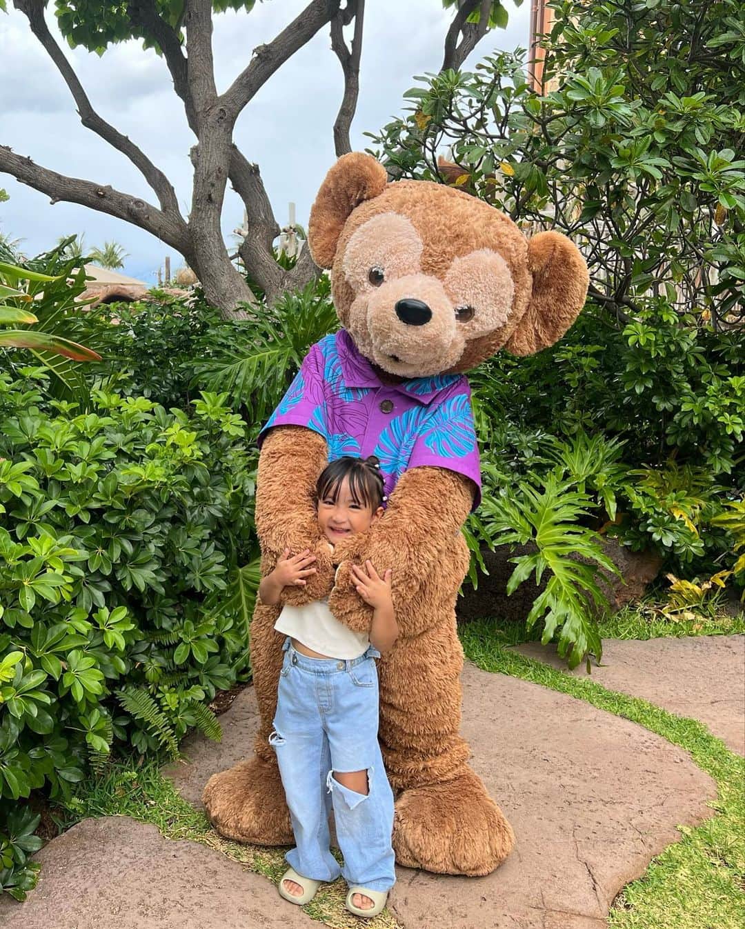 孫きょうのインスタグラム：「aulani meet&greet🐻🐭❤️  マカヒキの写真が入りきらないからまた別で😂」