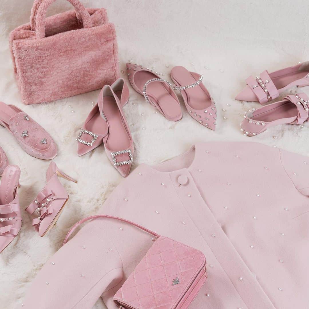 のインスタグラム：「PRE ORDER. 〆切は7/12（wed）お昼13:00. delivery:10月下旬頃  2023 winter collectionの全ラインナップをご覧頂けるのはこの機会のみとなります。  是非ご覧くださいませ。 ご予約期間終了後は、システム上オーダーはできかねます為、お時間よりお早めにサイトをcheck頂けますと幸いです。  また着こなしやご質問のお答えは、 @malicooikawa  @tsurubymarikooikawa_garden  にて沢山ご紹介しております。  ご参照くださいませ。 （dmでのご返信はできかねております）  冬のお出かけを楽しみに、心が躍るアイテムを見つけて下さると嬉しいです。  #tsuru #tsurubymarikooikawa #2023winter #preorder」