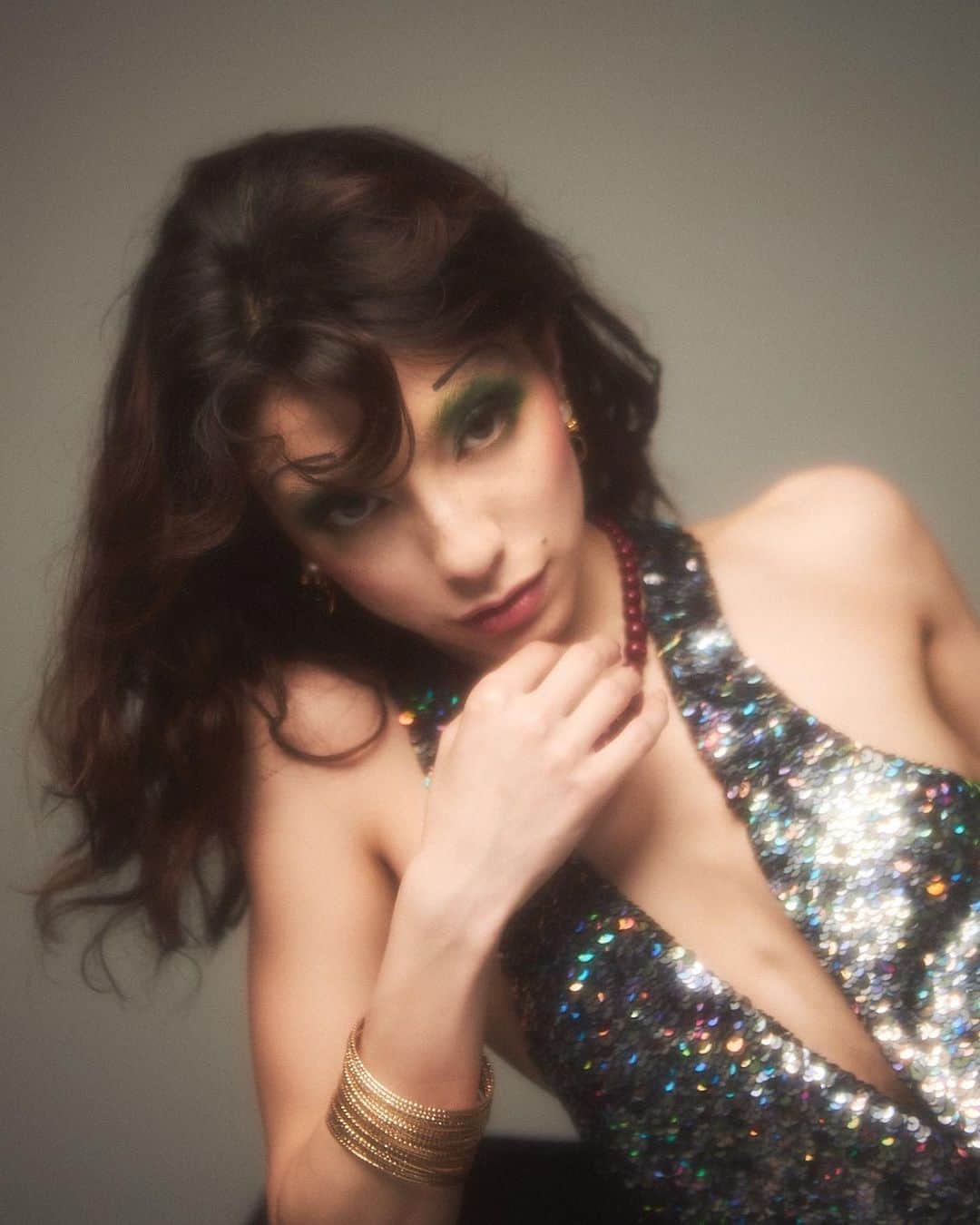 塚本バンブー柚子のインスタグラム：「C’est la vie, go to paris🍸✨.  ph: @inagaki_74  hair: @_aloe_hair  make: @natsutomonaga  styling: @f.ukayamamoto_」