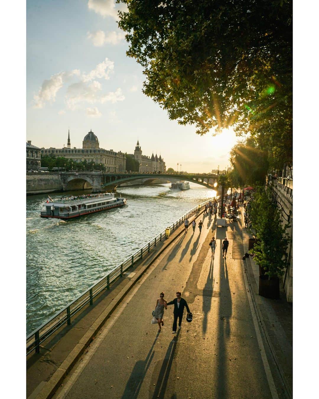 VuTheara Khamさんのインスタグラム写真 - (VuTheara KhamInstagram)「Summer Vibes in Paris 🌞🌡️🍦💦 Which one do you prefer [1-10] . #paris #summer #summervibes」7月11日 20時20分 - vutheara