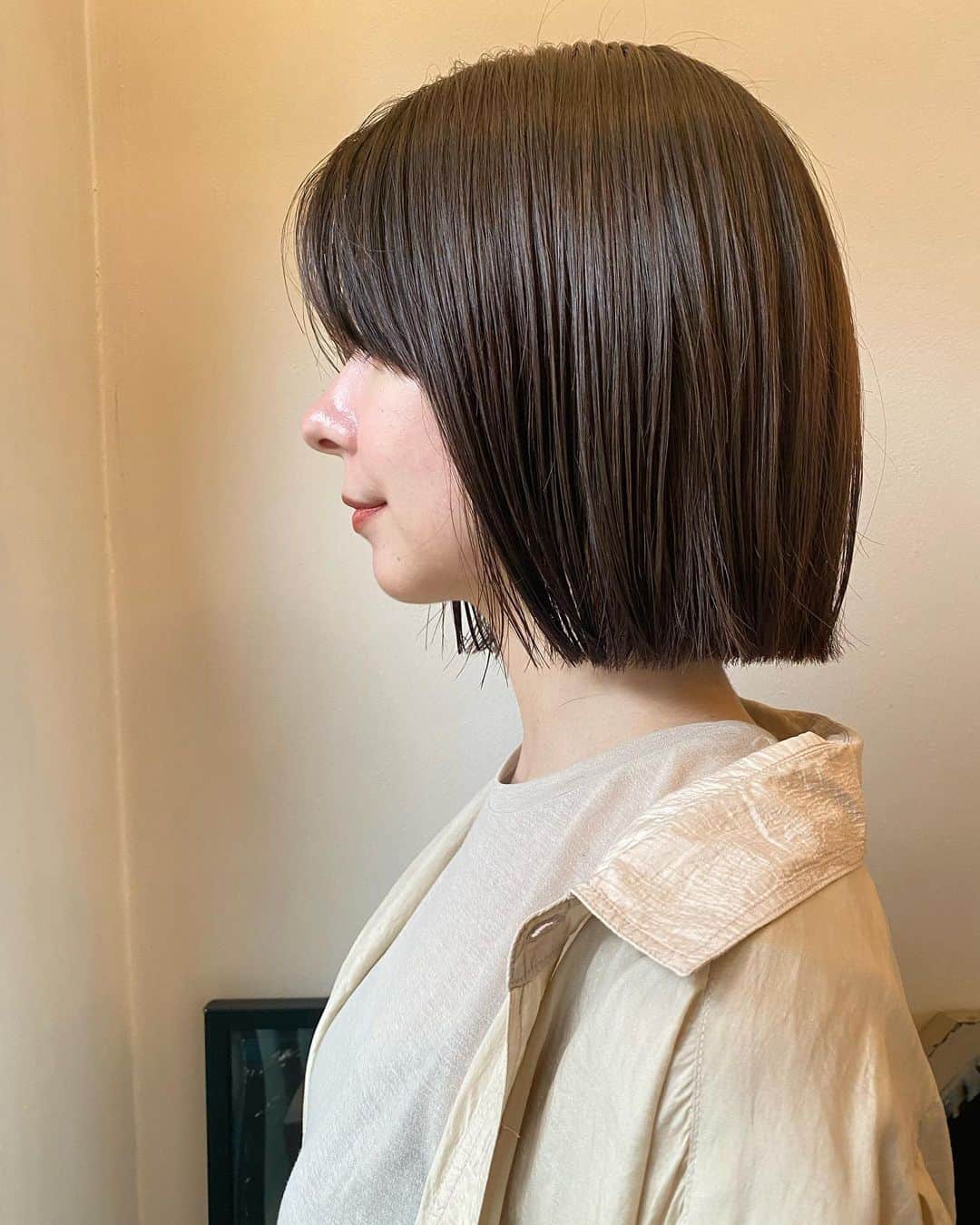 瀬奈ユウリのインスタグラム：「近影です〜！ 前髪短めになったよ〜！ 引き続きセンター分けだよ〜◎  そして私はすっかり夏にやられています…🫥 皆さまもどうか体調お気をつけてね🎐  何卒、、何卒、、  #bangs」