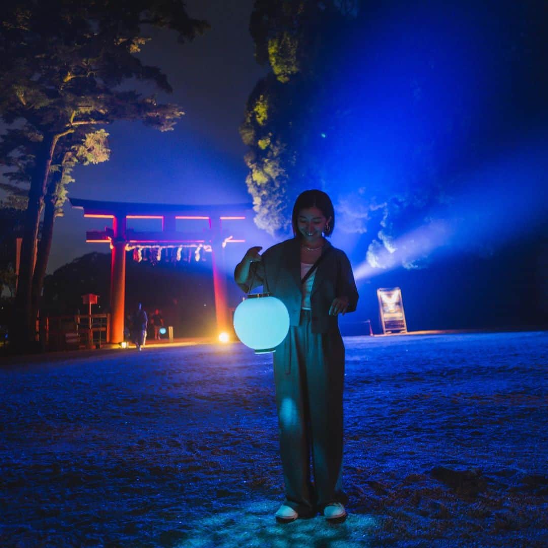 大瀧彩乃のインスタグラム：「・ ⛩️上賀茂神社⛩️  7/17までライトアップのイベントがやっているそうです。  祈りの神楽舞、美しかった✨  #takiicotrip#東京京都生活#leicaq2#leiqam11 #kyoto#nakedgardenonekyoto」