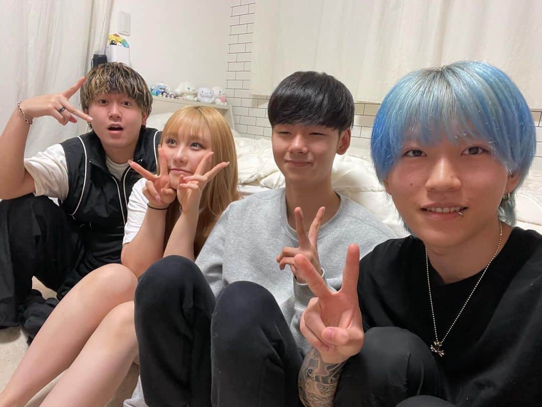 のインスタグラム：「報告動画YouTubeに投稿しました。 . 動画投稿を長期間止めていた事、報告が遅くなってしまった事、本当にごめんなさい。 お待たせしました。 本当はもうYouTubeを辞めるという限界の決断まで来ていたんですが4人ともまた頑張りたい、やりたいという意見でこのような結果に至りました。 何度も裏切る形になってしまってごめんなさい。 もう次はありません全力で頑張ります！！！！！ これからも私たち4人を宜しくお願いします」