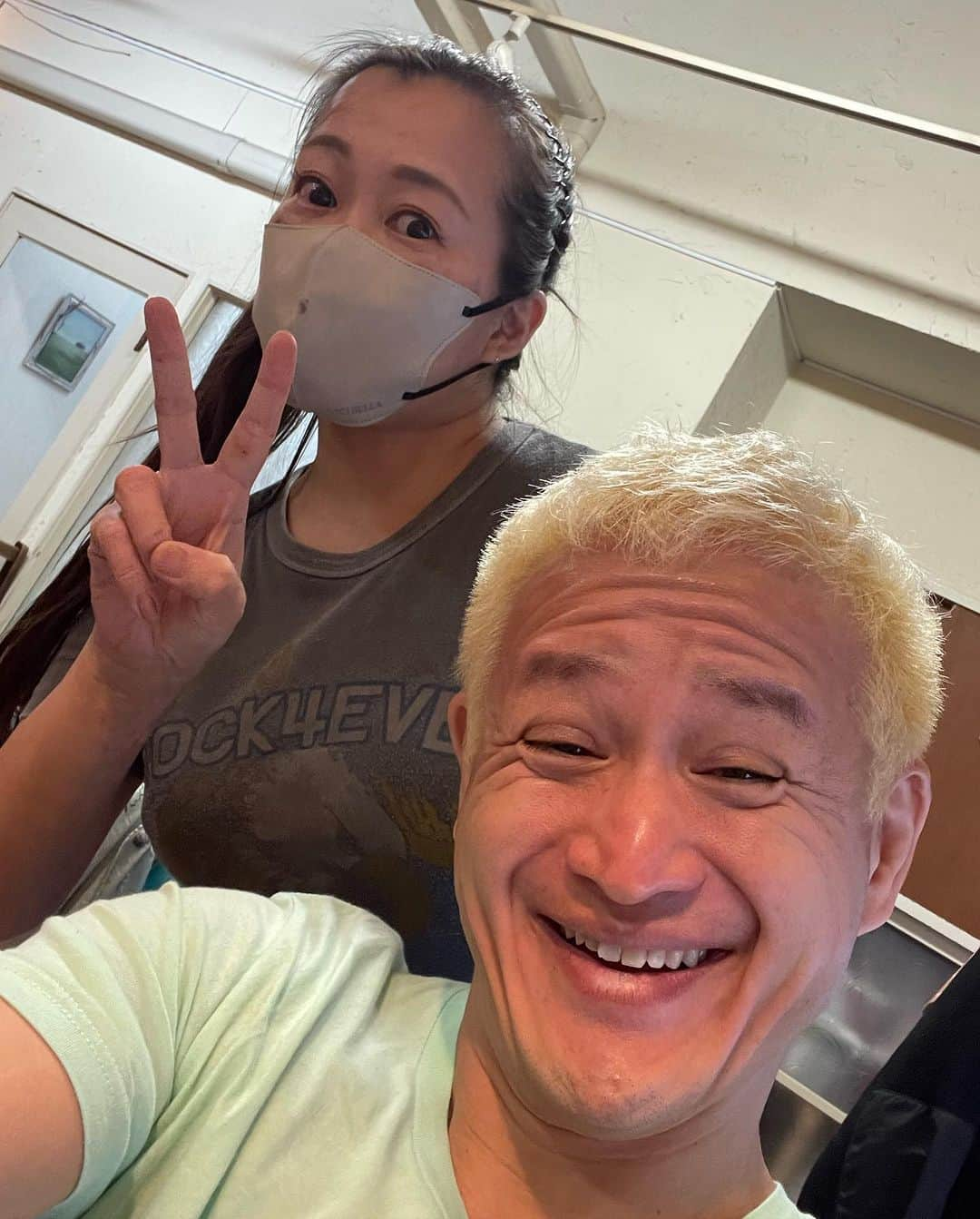 杉本知香さんのインスタグラム写真 - (杉本知香Instagram)「今日もにぎやか😆  福ちゃん、先日アジア柔術選手権で優勝🏅 アジア王者凄い‼️  #中目黒美容室 #ガリットチュウ福島#ガリットチュウ #柔術#アジア王者 🥇 #セブンbyセブン享奈緒 #セブンbyセブン #世界クジラ村田 #世界クジラ #ダイノジ大地#ダイノジ」7月11日 20時23分 - sugimotoc