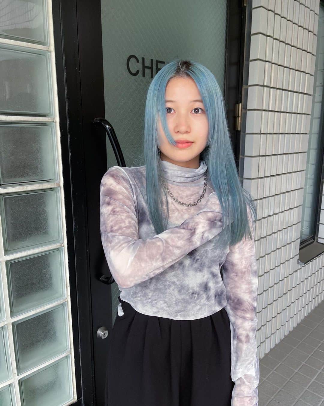 内原達也のインスタグラム：「. turquoise🦕  #ブリーチ #ブリーチカラー #ケアブリーチ #ターコイズ #ハイトーンカラー #ハイトーン #ハイトーンロング #外国人風カラー #寒色系カラー #ブルーヘア」