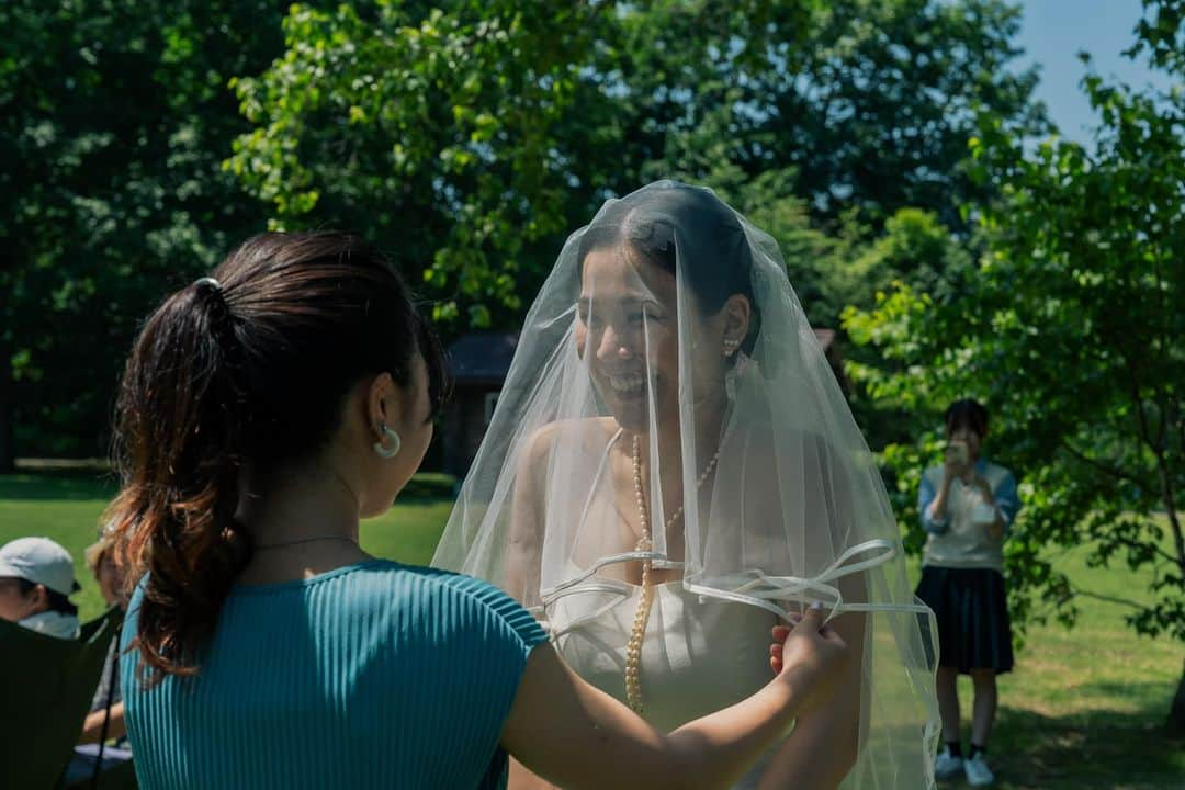 川上椋輔さんのインスタグラム写真 - (川上椋輔Instagram)「仲間と一緒に手がけた手作り結婚式が本当に良かった…   当たり前の景色になりかけていた 『とっておきの景色』を再認識できました。  同じタイミングにこの街にやってきて、結婚や子育てといった大きな人生の節目をこうして一緒に過ごせることの尊さを感じました。  色々な背景や立場などは、人それぞれさまざまで 当たり前のように毎日は過ぎていってしまいがちです。  この式を通して、こうした一瞬を積み重ねながら僕達はここで今を生きているんだなあと実感しました。  これからも、こうした一瞬一瞬を大切にしながら生きていきたいです。  高山くん、本当におめでとう🎊これからも宜しくね！  #弟子屈」7月11日 20時25分 - kawakami_doto