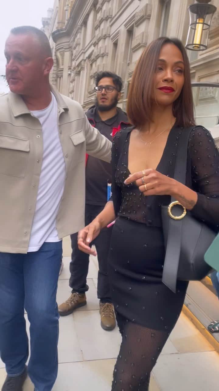 マラ・ロザックのインスタグラム：「💋Someone got a MAJOR summertime Frenchie Bob chop #frenchbob #zoesaldana #rozhair」
