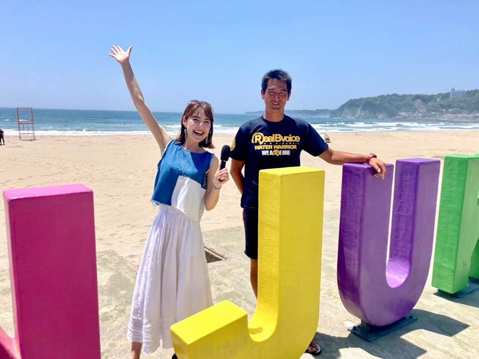 佐藤由季さんのインスタグラム写真 - (佐藤由季Instagram)「#世界の御宿 🌊日和☀️ 今日のbayfmプレシャスレポートは #御宿中央海岸 案内所から、 御宿町観光協会の林昌広さんと生中継🎤 目の前に広がるキラッキラの海✨ 綺麗なブルーの空と海に、白い砂浜🌊 カラフルなONJUKUモニュメント😍 もうテンション上がりっぱなしでした🎶  今週末7/15は待ちに待った #海開き 🌊 どこまでも続く真っ青な海に きめ細やかな白い砂浜 御宿の海は海外の方からも大人気なんです！ 海の家の皆さんも準備万端👍 海で食べるカレーも最高なんだよなぁ🍛 夏のイベントも続々と始まります！！ この夏のスタートは世界の御宿で是非❤️ #御宿町 の人の温かさも私は大好きです🥰  #ライフセービング のお話も 沢山聞かせて下さった林さん！ ライフセーバーのレジェンドでもあります⭐︎ 海の安全を守って下さる皆さんのお陰で 私たちも安心して楽しめる😌 私たち自身もしっかりと海のルールを守って 楽しみましょうね🌊 あと、私はやっぱり、、 食べる楽しみも欠かさずに😋🙏笑  #bayfm  #アンナミラクル  #プレシャスレポート  #御宿  #海  #海水浴場  #海の家  #フォトスポット  #映える  #モニュメント  #月の砂漠  #海大好き  #フリーアナウンサー  #佐藤由季  #案内所に集まって下さった皆さんも駐車場のお父さんも温かかった ☺️ #サンダルとサングラスしっかり持参です  #写真を撮り過ぎたけど手を広げるしか芸がない 😂🙌 #プライベートでも来たいなぁ 🌊」7月11日 20時26分 - yukisato0710