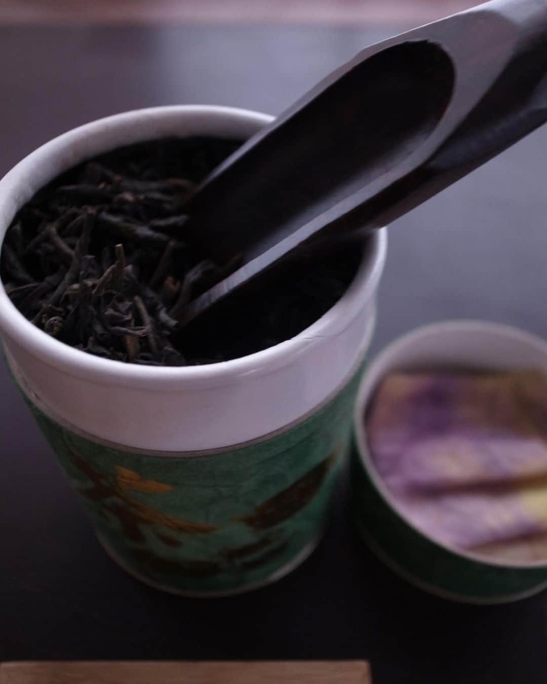 IA（アイエー）さんのインスタグラム写真 - (IA（アイエー）Instagram)「趣味のお話 #中国茶 夏って、お茶飲みたくなる。  どうしても和菓子が食べたくて。 中国茶なんだけれども、少し和風に。 (って言ったら怒られちゃう？)  生菓子は菊という種類で 撮影先で手に入れた竹のぐい呑み(茶器？) に淹れた桂花緑茶が生菓子の絶妙な芋の甘しょっぱさに花のアクセントを🌸  美味しかったー🪸」7月11日 20時36分 - iaiaiaz5