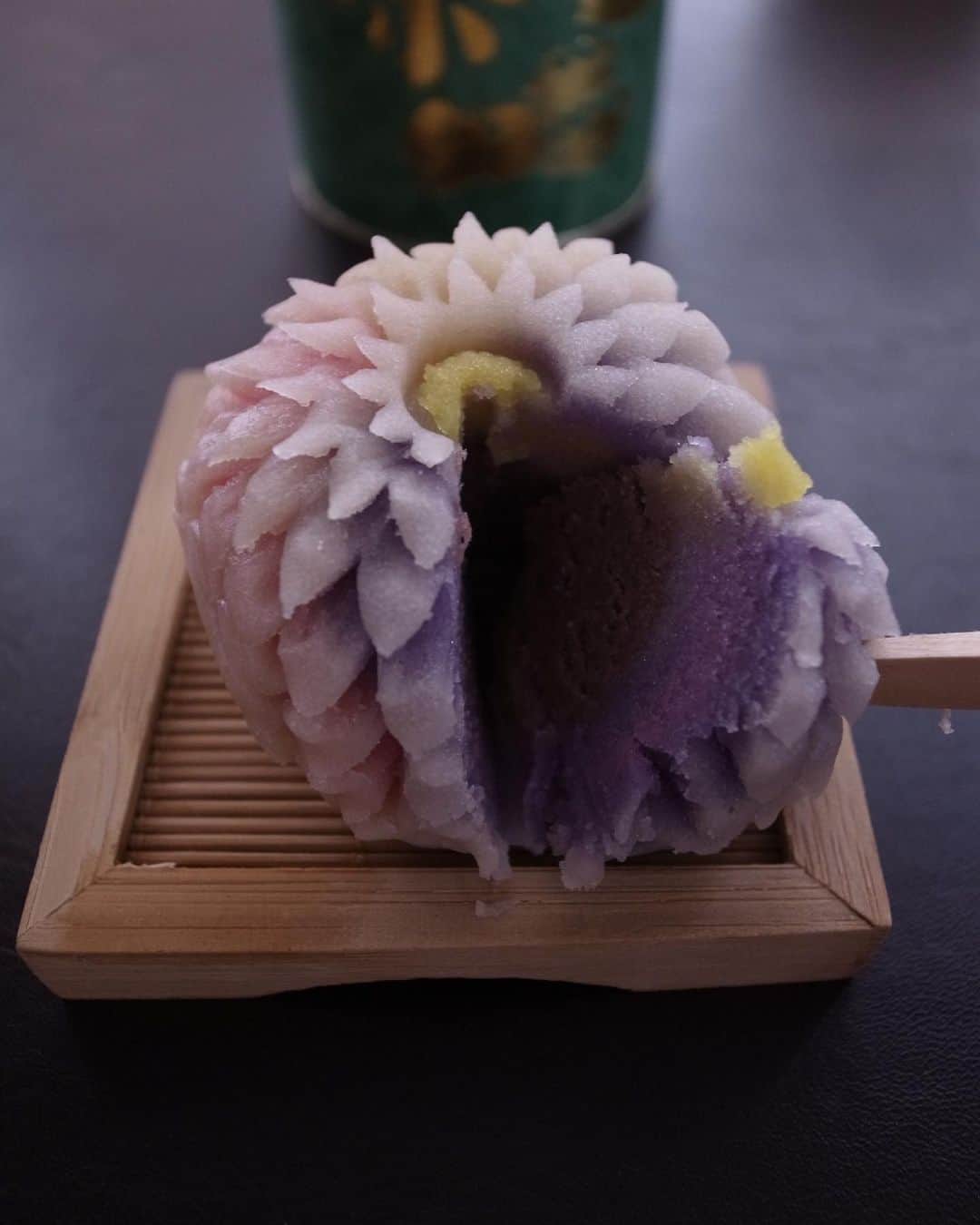 IA（アイエー）さんのインスタグラム写真 - (IA（アイエー）Instagram)「趣味のお話 #中国茶 夏って、お茶飲みたくなる。  どうしても和菓子が食べたくて。 中国茶なんだけれども、少し和風に。 (って言ったら怒られちゃう？)  生菓子は菊という種類で 撮影先で手に入れた竹のぐい呑み(茶器？) に淹れた桂花緑茶が生菓子の絶妙な芋の甘しょっぱさに花のアクセントを🌸  美味しかったー🪸」7月11日 20時36分 - iaiaiaz5