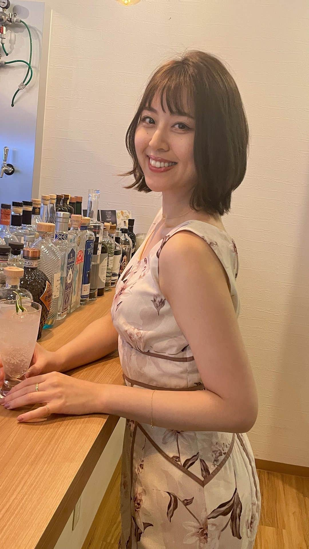 磯田彩実のインスタグラム：「あさって13日から、札幌パルコで クラフトジンのイベントが始まります。 【CraftGin TASTING&MARCHE】  イベントにご協力いただいている @whisky_tastingroom_sapporo で ジントニック作りを体験してきました🙂  \そしてお知らせ📢！/  イベントでお気に入りのジンをゲットして #マイジントニック #マイジントニックコンテスト  とタグを付けて投稿していただくと、 1名様にプレゼント（どうやら素敵なボトルが！）が当たります🎯  イベントの公式アカウント  @craftgin_sapporo では 作り方動画もアップしています。 ぜひ参考にしてみてください🥃  #クラフトジン#ジン#クラフトジン好きな人と繋がりたい #クラフトジン札幌 #札幌バー #すすきのバー #craftgin #札幌parco #tvh #テレビ北海道 #thegingallery #KT三条ビル」