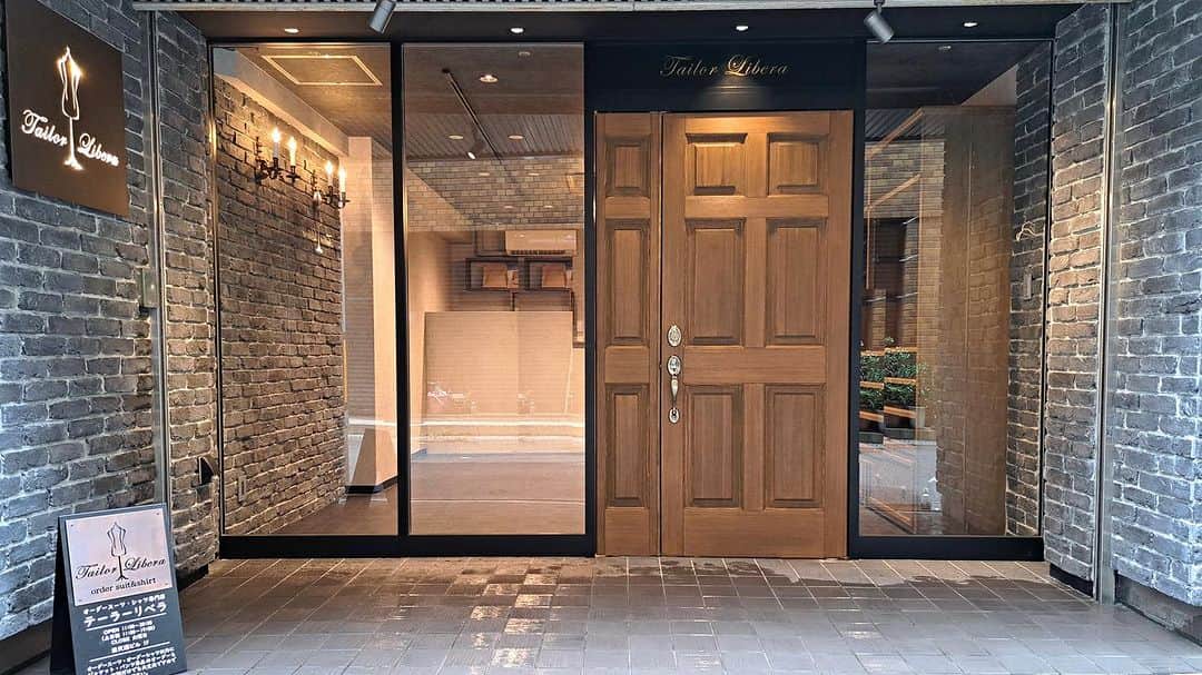 木製ドアの全国通販　ウッドデポのインスタグラム：「大阪市北区西天満オーダースーツ『テーラーリベラ』様お店の改装心よりお祝い申し上げます！ #店舗改装 #木製ドア #木のドア #玄関ドア #室内ドア #アンティーク風ドア #ビンテージドア #ヴィンテージ #自宅カフェ #自宅ショップ #トリミング #カフェ改装 #カスタムドア #コンテナハウス #古民家リノベーション #古民家改装 #古民家再生 #マイホーム計画中 #新築 #店舗 #美容室改装 #リノベ #リノベーション #クラシックカー #ガレージハウス」