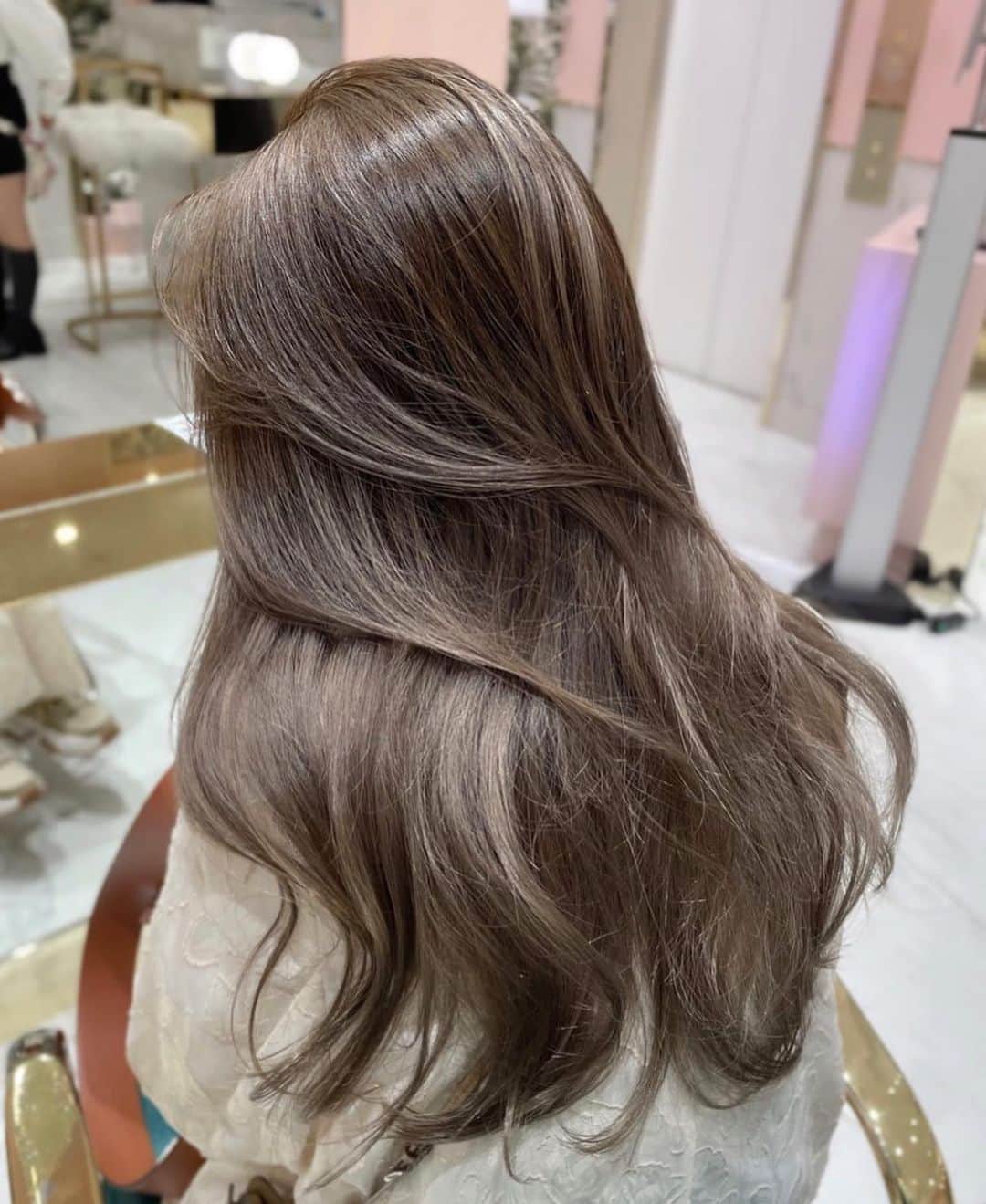 原涼香のインスタグラム：「大人気greige🩶赤味を柔らかく消して透明感up♡ ㅤㅤㅤㅤㅤㅤㅤㅤㅤㅤㅤㅤㅤ ダークトーンでも重くならないのがpoint🤍 カラーのみで明るめを続けると 透明感がよりでます✨ 一回で明るめ希望の方はWケアカラーがオススメです✔︎🤍 ㅤㅤㅤㅤㅤㅤㅤㅤㅤㅤㅤㅤㅤ 🎀韓国HAIR STYLE menu... ㅤㅤㅤㅤㅤㅤㅤㅤㅤㅤㅤㅤㅤ ☑︎カット ワンカールだけでも可愛いこだわりレイヤーカット🖤  ☑︎プレミアムケアカラー(or Wケアカラー) 透明感バツグンのグレージュカラー🩶 ㅤㅤㅤㅤㅤㅤㅤㅤㅤㅤㅤㅤㅤ ☑︎バイカルテトリートメント 韓国人みたいなツヤ髪はバイカルテトリートメントで叶います🖤  ㅤㅤㅤㅤㅤㅤㅤㅤㅤㅤㅤㅤㅤ ご予約はリンクから🫶🏻🔗 ㅤㅤㅤㅤㅤㅤㅤㅤㅤㅤㅤㅤㅤㅤㅤㅤㅤㅤㅤㅤㅤㅤㅤㅤㅤㅤ ㅤㅤㅤㅤㅤㅤㅤㅤㅤㅤㅤㅤㅤ  #SHIMA#韓国ヘア#韓国スタイル#レイヤーカット#ワンホンヘア#ワンホン#ダークトーン#網紅#初カラー#暗髪#ベージュカラー#ラベンダーカラー#グレージュ#オリーブカラー#透明感カラー#銀座美容院#銀座美容室#美容師#시스루뱅#레이어드컷#koreanhair」