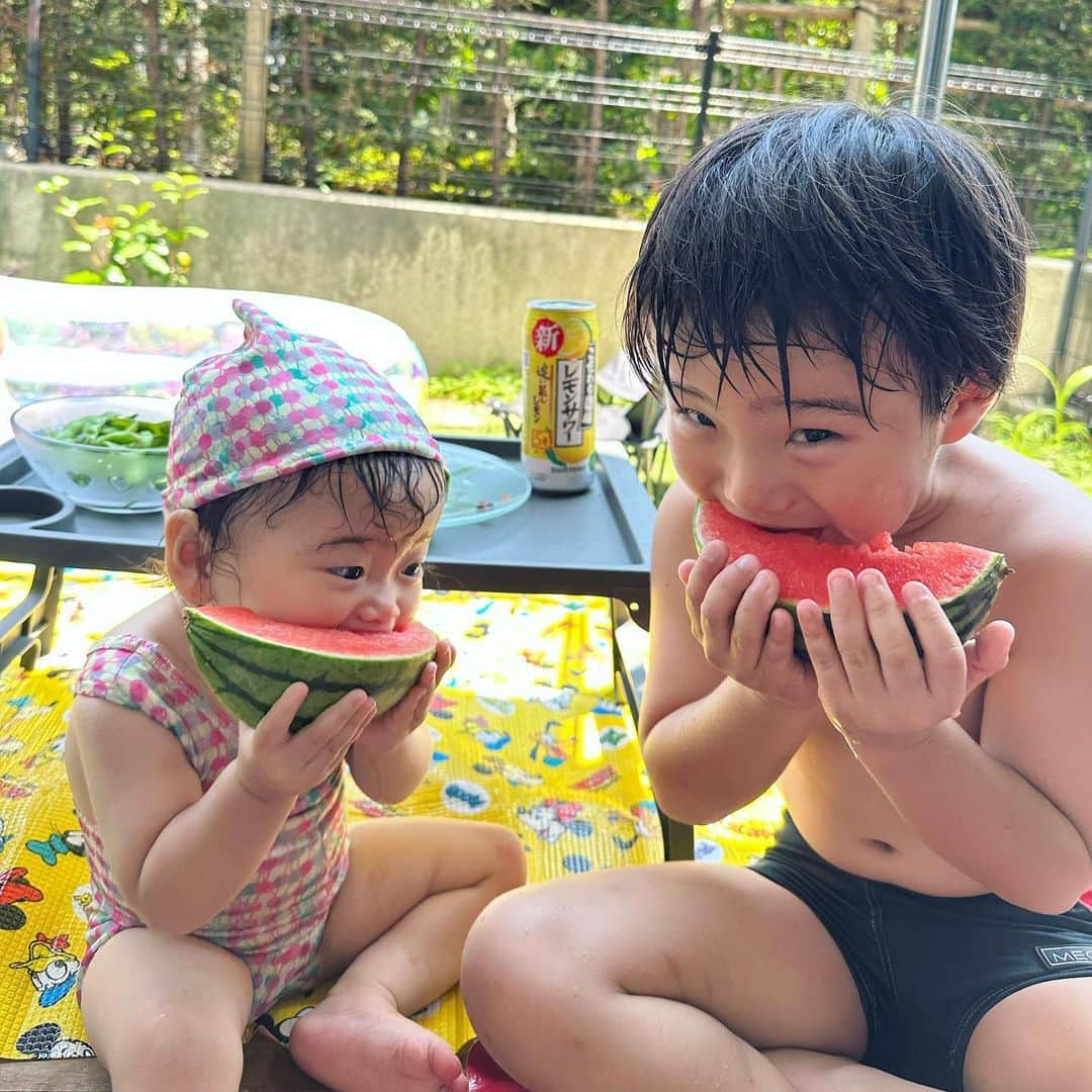森 亜伊希さんのインスタグラム写真 - (森 亜伊希Instagram)「夏の休日✨  家でのんびり過ごせる日が続きますように♪  庭のある家に引っ越して本当に良かった👌  #おうちプール　#夏　#スイカ」7月11日 20時31分 - sera_urealm_aiki