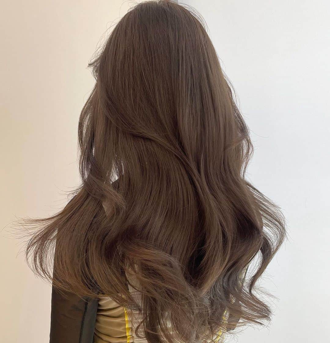 原涼香のインスタグラム：「大人気greige🩶赤味を柔らかく消して透明感up♡ ㅤㅤㅤㅤㅤㅤㅤㅤㅤㅤㅤㅤㅤ ダークトーンでも重くならないのがpoint🤍 カラーのみで明るめを続けると 透明感がよりでます✨ 一回で明るめ希望の方はWケアカラーがオススメです✔︎🤍 ㅤㅤㅤㅤㅤㅤㅤㅤㅤㅤㅤㅤㅤ 🎀韓国HAIR STYLE menu... ㅤㅤㅤㅤㅤㅤㅤㅤㅤㅤㅤㅤㅤ ☑︎カット ワンカールだけでも可愛いこだわりレイヤーカット🖤  ☑︎プレミアムケアカラー(or Wケアカラー) 透明感バツグンのグレージュカラー🩶 ㅤㅤㅤㅤㅤㅤㅤㅤㅤㅤㅤㅤㅤ ☑︎バイカルテトリートメント 韓国人みたいなツヤ髪はバイカルテトリートメントで叶います🖤  ㅤㅤㅤㅤㅤㅤㅤㅤㅤㅤㅤㅤㅤ ご予約はリンクから🫶🏻🔗 ㅤㅤㅤㅤㅤㅤㅤㅤㅤㅤㅤㅤㅤㅤㅤㅤㅤㅤㅤㅤㅤㅤㅤㅤㅤㅤ ㅤㅤㅤㅤㅤㅤㅤㅤㅤㅤㅤㅤㅤ  #SHIMA#韓国ヘア#韓国スタイル#レイヤーカット#ワンホンヘア#ワンホン#ダークトーン#網紅#初カラー#暗髪#ベージュカラー#ラベンダーカラー#グレージュ#オリーブカラー#透明感カラー#銀座美容院#銀座美容室#美容師#시스루뱅#레이어드컷#koreanhair」