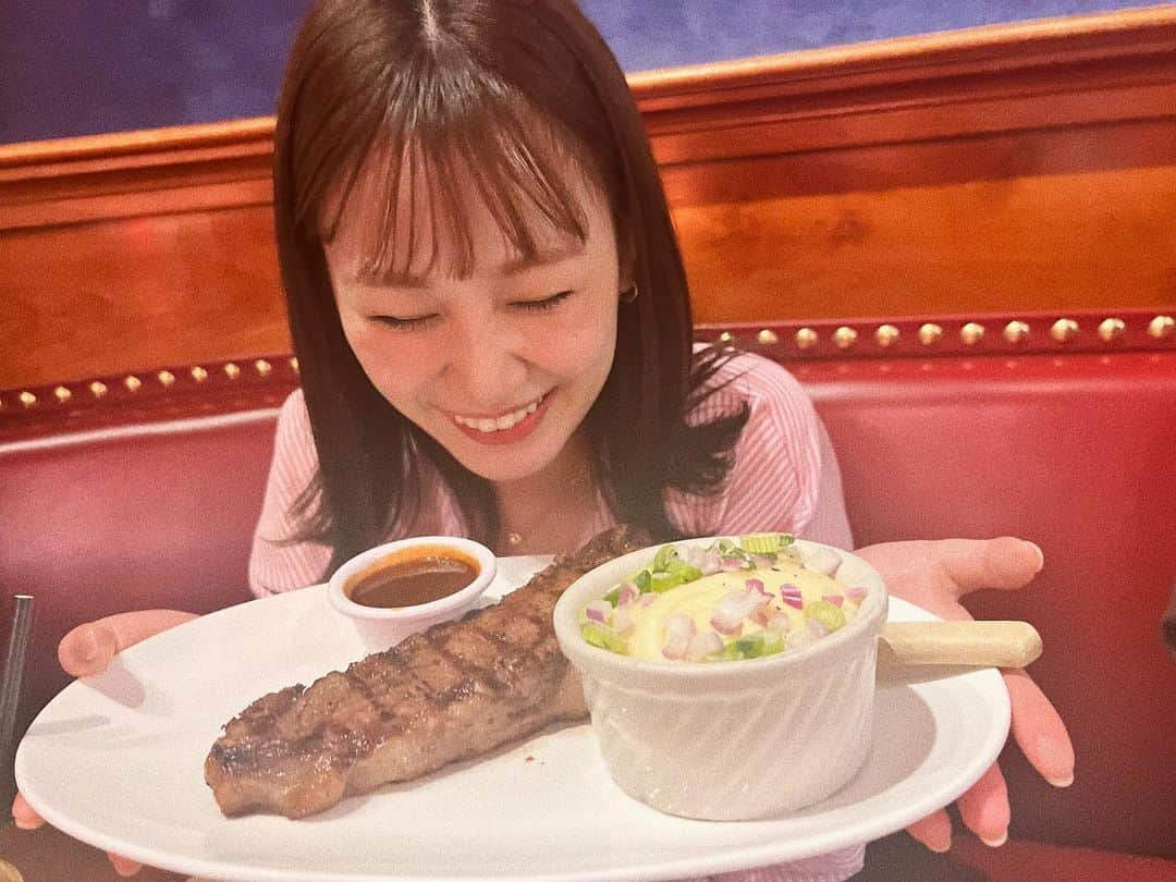 伊藤優衣のインスタグラム：「⁡ 大きなステーキと 本場のNYチーズケーキに大興奮した日。🧀 ⁡ ステーキに付いてる🥔って美味しいよね。。。 ⁡ #nyc #ニューヨーク #ニューヨークチーズケーキ #伊藤優衣」