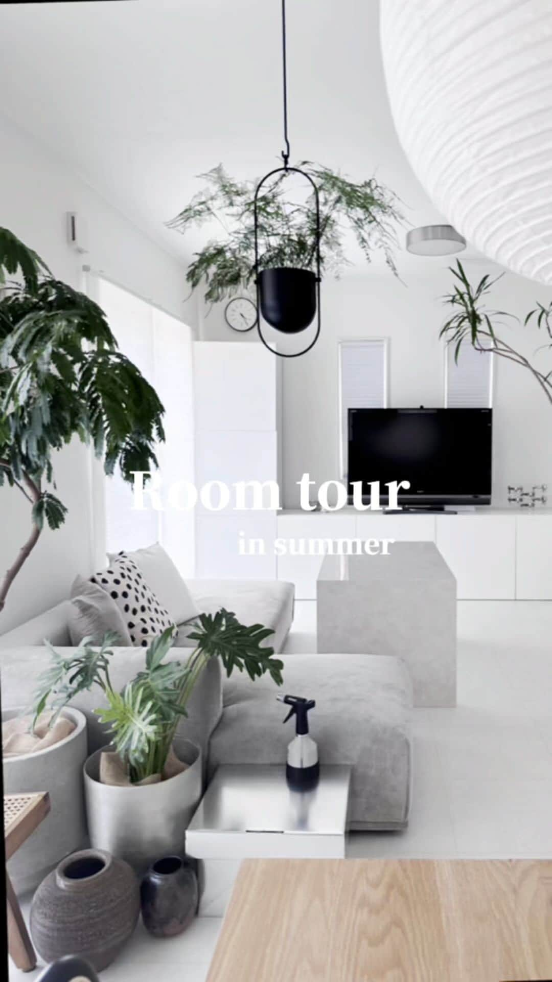 akaneのインスタグラム：「2023.7.11  Room tour summer version 久しぶりにルームツアーの リール投稿  文字入れすらしてないけど笑 そんな私がスレッズとか 投稿すらまともに出来てないのに出来るわけない😇  という事で今のところやる予定無しです😂  インスタ頑張るっ笑  #interior#interiordesign #interiors #japandi#japandistyle #japandiinterior #インテリア#ジャパンディインテリア#海外インテリア#シンプルインテリア#ミックスインテリア#ミニマルインテリア#リノベーション#リビングダイニング#リビングルーム#一軒家#一戸建#인테리어」