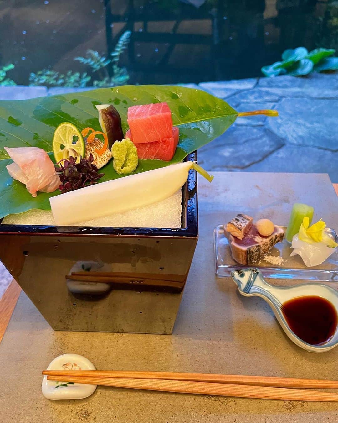 里井真由美さんのインスタグラム写真 - (里井真由美Instagram)「🇯🇵日本料理「雲海」会席料理お夕飯〜✨  7月の焼物は「活け鮎  炭火焼き 」でございます〜  お店はANAインターコンチネンタルホテル東京3階。吉安料理長のお料理とお人柄のファンで、日本庭園を眺めながら、季節ごとにお料理を頂き極上の時間を過ごさせて頂いております🇯🇵  @anaintercontinentaltokyo   氷室とうもろこし、秋田新じゅんさい、鱧、鮎、無花果、蛸、蝦夷鮑、長野パープルなど　旬の食材に舌鼓〜  料理長の塩・香ばしさや旨み甘み酸味のバランスが とても相性良く、ほんとおいしいのです、、  鮎の焼き具合も蓼酢もおいしく、鱧のお椀のお出汁やお造りの一つ一つの切り方(カツオの厚みや香ばしさ)にまで感銘。 関東では珍しい肉吸いや、甘味の長野パープルのかき氷もお見事です どれも余すことなく頂けます🇯🇵🙇‍♀️🤍  。。。。  少量多品種の彩り良さも会席料理の魅力のひとつですよね、  また、日本庭園はとても手入れが行き届いていて２つの方法「①景観演出」季節ごとに植え込みをされたり「②季節景観」植えられた季節ごとの花が見事です。  入口の飾り付けもいつも素敵！ 今は　金魚ねぶた　ですよ♥️  涼やかで季節感あるお部屋で 雲海さんならではの会席料理。 とてもおすすめです〜🇯🇵🇯🇵🇯🇵  個室もあり、お祝いのお席にもぜひ  火曜水曜お休みなのでご注意を  🔻  日本料理　雲海  お電話でのご予約  03-3505-1185  。。。  ランチ 火曜・水曜定休 11:30～15:30 (13:30L.O.) ※彩り膳のみ14:00最終入店 ※8/15は営業  ディナー 火曜・水曜定休 17:00～21:00 (19:00L.O.) ※彩り膳のみ20:00最終入店 ※8/15は営業  、。。  今日もお疲れ様でございます〜  。。。  #anaインターコンチネンタルホテル東京  #anaintercontinentaltokyo #日本料理雲海#雲海#東京グルメ #和食#japan #鮎#ゆかた#着物#着物女子 #里井真由美#フードジャーナリスト里井真由美 #pr#japanesefood #japantravel #夏#kimono#着物でお出かけ」7月11日 20時35分 - mayumi.satoi