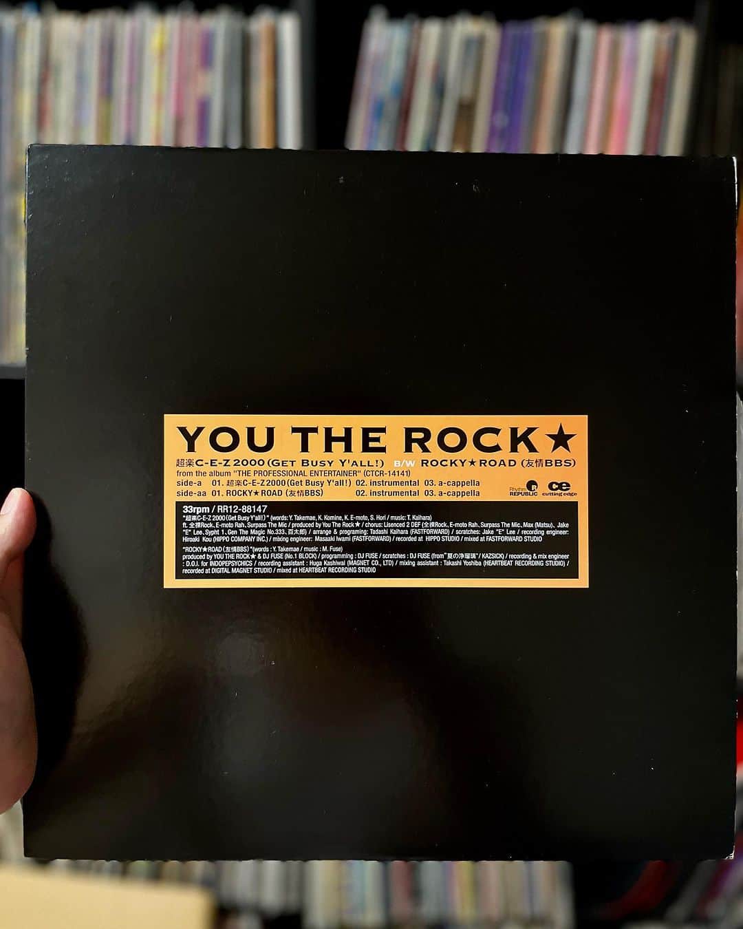 ZEN-LA-ROCKのインスタグラム：「🔉新曲解説🔉 自分のファーストレコーディングは99年リリースのYOU★さんの『超楽C-E-Z』でした🥹 コチラは日本初？の『MIAMI BASS』🔉🔉🔉 と、ほぼ四半世紀を経て2023年の久々のリリースは『アトランタベース』で御座います🔉🔉🔉 何それ？かもですが、最近だとNewJeansとかもそうだし、昨年出したFNCYの"7"のB面もそうだったなぁ🤔と。 何が言いたいかと言うと狙った訳ではないのにこんな事あんのかと👀👀👀 そんな素敵で最高なオケを提供してくれた @pharakami 先生に大/感/謝なのです‼️🔉‼️ あと数時間で解禁ですが、サウンドは勿論リリックも『今』の自分を詰め込めたかと思うので何卒なのです🗣️🗣️🗣️ 『継続はPARTY』宜しくです‼️ . . . #youtherock #超楽cez #pharakamisanders #miamibass #atlantabass #sosodef #hotlanta #okadada #kickashow #zenlarock」