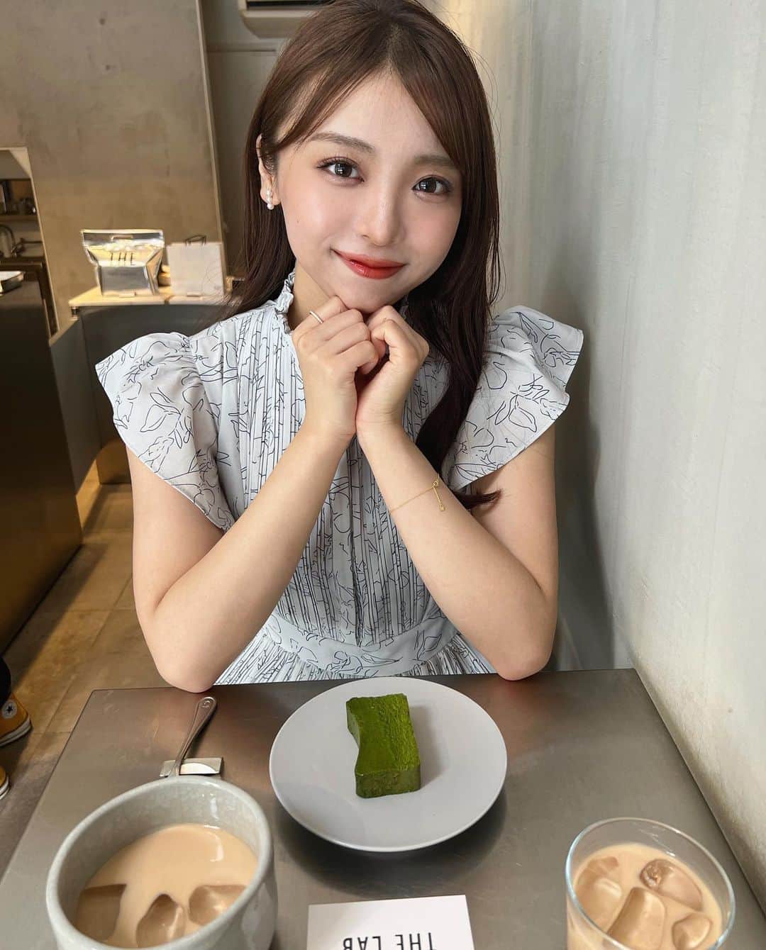 のインスタグラム：「自由が丘にある @the_lab_tokyo 　 で美味しいガトーショコラとチャイラテを堪能してきました！  口の中で溶けるエアリーな食感と濃厚なショコラに感動🥹  新作のThe chocola 抹茶もほろ苦く、大好きな大人の味でした💭🤎💚  また行きたいカフェ🍴  #カフェ #自由が丘 #自由が丘カフェ #中目黒カフェ #ネオンライト #カフェ巡り #cafe #chocolate #抹茶 #ガトーショコラ #ケーキ #美味しい #yummy #tflers #ootd #休日 #ワンピース #思い出 #コーデ #おしゃれ #café #東京グルメ」