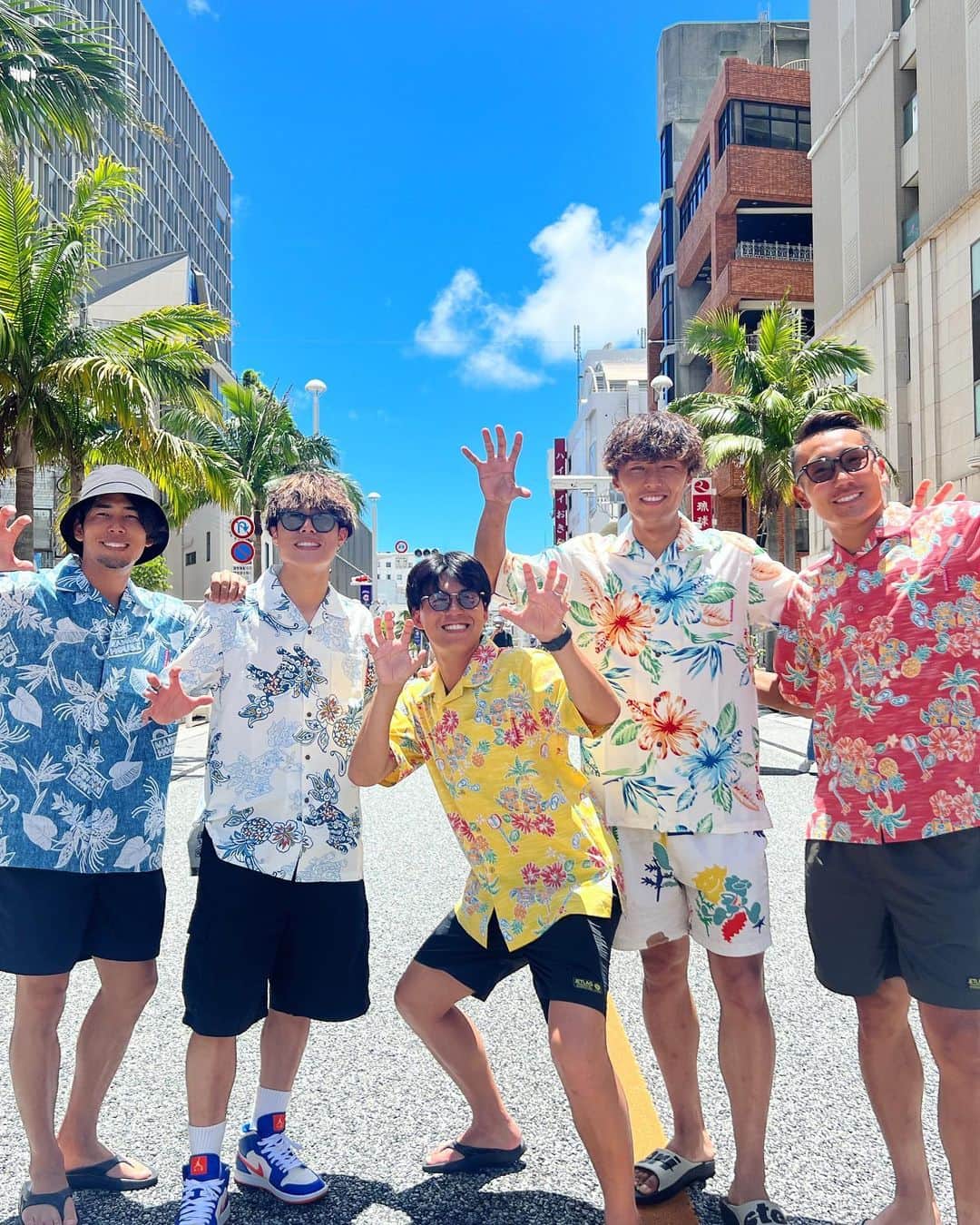 かっくんのインスタグラム：「・ 兄貴達と沖縄旅✈️🌺😎 沖縄でーじ暑くて、でーじうたたんやったけど、ご飯がでーじまーさん！！！ またんちゃびーさ沖縄！ ※沖縄の人は翻訳して下さい」