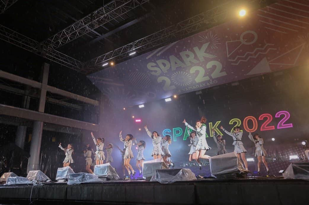 豊永阿紀のインスタグラム：「目前に迫った #SPARK2023 に向けて先日、錚々たるアイドルのみなさまとの座談会が開かれました！  話すぎてしまったくらいたくさんのお話しをして、そしてたくさんのお話しを聞きました🥰本日の山梨日日新聞に掲載されています🗻webでも買っていただけるみたいなので、是非〜〜🎆  ご一緒したみなさま  終わった後、キャプテンすごいですね〜！と言ってくださった #TEAMSHACHI #秋本帆華 さん。そんなことないです良！と言いつつも、とても嬉しかったです……😭とても優しくて、でもとてもしなやかで、本当に素敵な方❤️‍🔥  ようやくちゃんとご挨拶できた #宮本佳林 さん。隣の席で聞くグループとソロの違い、え、これ無料で聞いてよかったん？？？てなりました……可愛い女の子に囲まれて幸せって言ってて、あ、これ知ってるやつだ！！！！ってなったヲタク。💜💙  とても真っ直ぐな方だなあと感じた #高嶺のなでしこ の #松本ももな さん。話し始めると周りの顔がへにゃ〜となる空気があって、癒されました……💞  アイドルが好きなんだなあ！！！とビシビシ感じた #ナナランド の #西嶋菜々子 さん💛ソロで歌う機会に、最高かよをやってくださったことがあるんですって！！！わー！！ってなったあと、ひとりで？！？！となりました。バックボーンがとっても興味深くておもしろかったなあ。  そして同じ現場になるのは相当久しぶりだった #NGT48 の ほんまひこと #本間日陽 🐶座談会でも喋り足らず、この後喫茶に行って、その後中華食べた🥟だいすきなひと。  私たち #HKT48 は15日の出演です🌈コンサートリハに追われながらも、覚えることがたくさんあるなあ！！！わくわく！！！！なSPARKになってますよ……！！！きゃー！ 一般チケットは発売中🎟山中湖でお待ちしてます！！！」