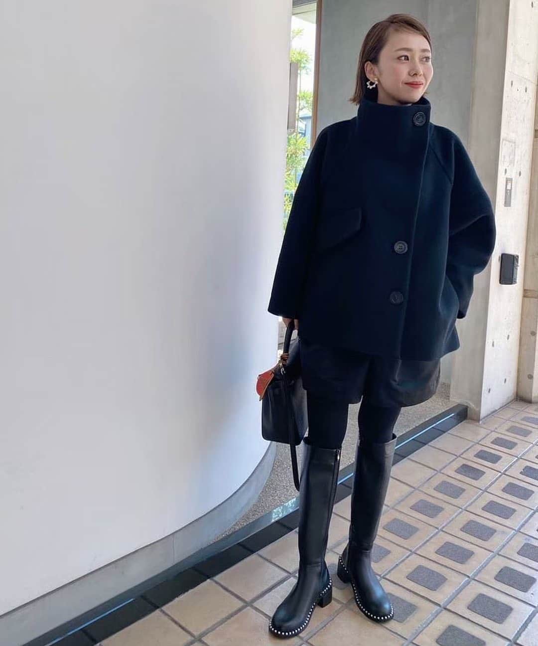 松本亜希のインスタグラム：「・ 明日12日20時より、大人気ブーツ、 "パールショートブーツ/パールロングブーツ"の "数量限定受注販売"がスタート致します。  #akiron_donoban 初コラボのパールショートブーツは 3年前にコラボ初商品として発売させていただきました。その当時の気持ちは、"ずっと使っていただけるブーツを作りたい"でした。 その願い通り、本当に沢山の方にご愛用していただき、 3年経っても再販リクエストをいただけること、 心から感謝いたします。  そして、昨年皆様からのご要望をいただき、 ロングブーツも発売することができました。 こちらも、去年大変多くの方にお買い求めいただき、 今年も再販です。  パールブーツは、全てのコラボ商品の中での間違いなくベストセラーです。私自身も今年も変わらずたくさん履きたいって思っています。 何にでも合わせて使えること＆足が楽なのは実証済みです👍  注意事項なのですが、今回は無制限での受注は生地や材料の都合上致しかねます🥺 今ある全ての材料はキープしております‼️ 受注販売後のwebでの通常販売の予定もございませんので、是非お見逃しなくです!  そして、明日お昼12時頃からは @donobanweb アカウントにてinstaLIVEも配信させていただきます。 拘りポイントや、秋冬コーディネート提案、 サイズ感などのご質問にたくさんお答えさせてください! 身長別で4人で配信予定なので参考にしていただけると思います👍  あっつい毎日でブーツなんか買おうと思わんわ🥵🥵 と思うと思いますが、ベストなタイミングでお客様のお手元にお届けしたく、明日よりどうぞよろしくお願い致します♡ #前半5枚はロングブーツ📷　 #後半5枚はショートブーツ📷　  ━━━━━━━━━━━━ #donoban #ドノバン #コラボ企画 #コラボ #コラボ商品 #ショートブーツ#パール　 #ootd #coordinate #コーディネート #outfit #fashion #ファッション　 #コーデ #ママコーデ#男の子ママ」