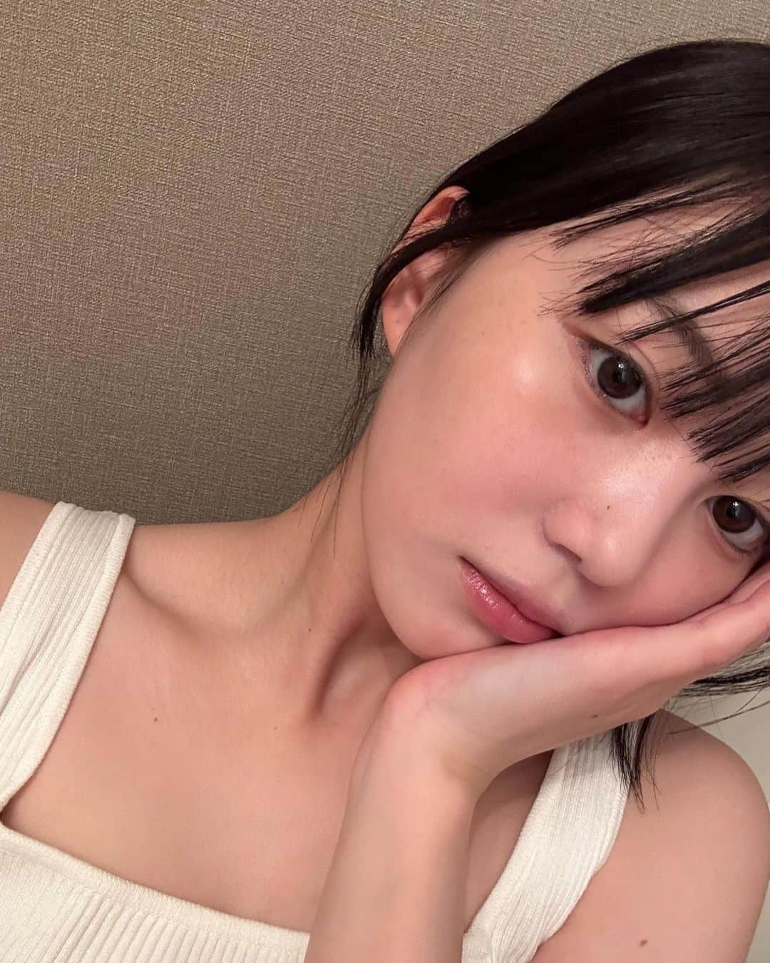 三原羽衣のインスタグラム：「最近めちゃくちゃ暑いですね、、 夏来たーって感じ☹️  夏になると気付いたら日焼けしてる時あるから、お肌はいつもより丁寧にしなきゃね👊🏼 最近のお気に入りは、Dr.Gのレッドブレミッシュクリアスージングクリーム♡  紫外線による皮膚刺激を和らげる鎮静効果があって、100時間も保湿効果が続くんやって🫣  肌馴染みがよくて敏感肌にも優しいのがポイント🫶🏻 今年の夏はこれで乗り切れそう！  みんなも是非使ってみてね～  #ドクタージー #保湿クリーム #pr @dr.g_official_jp」