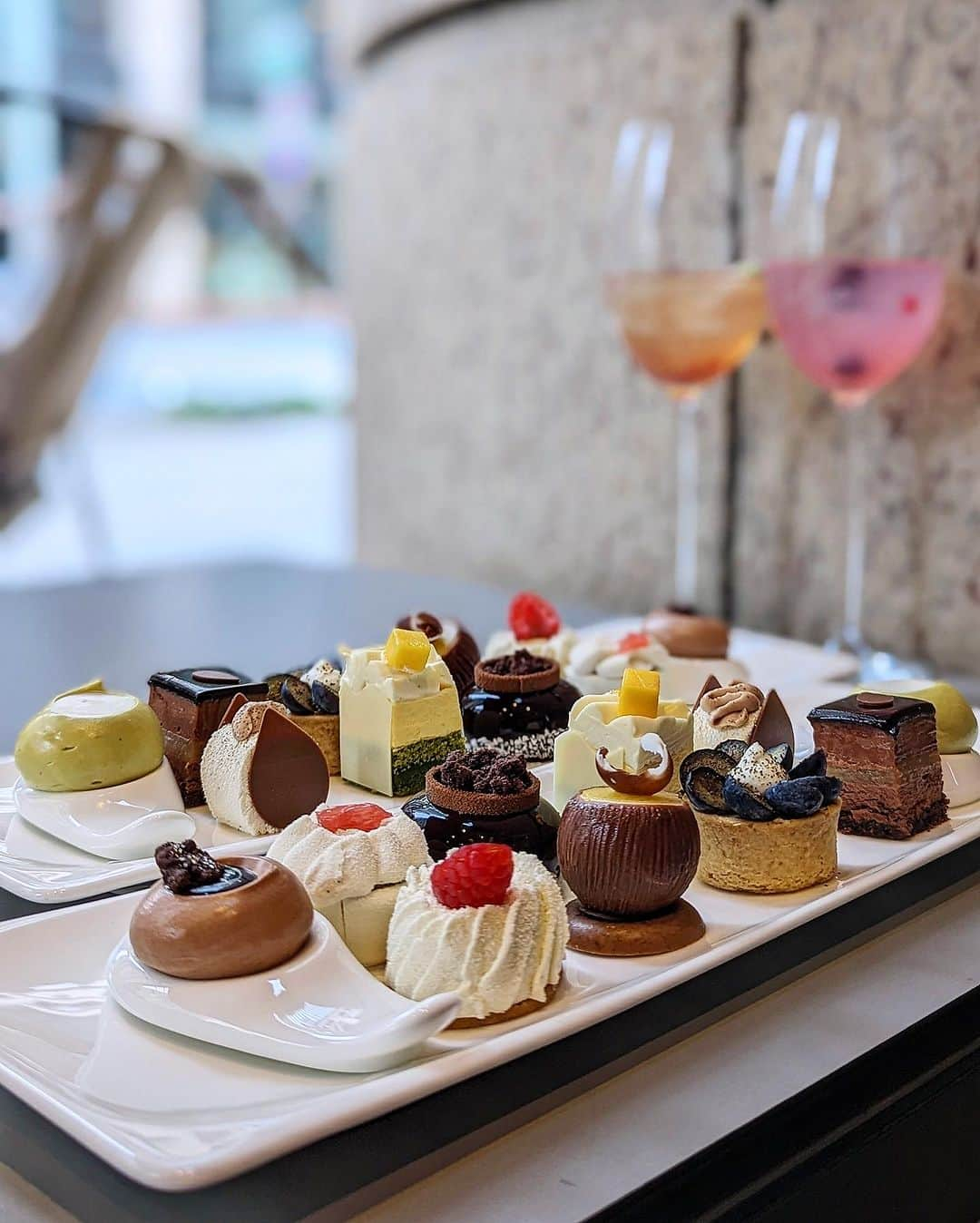 瀧口杏耶のインスタグラム：「@mo_tokyo 🍰 * 夏の新作ケーキお披露目会。 新しいペストリーシェフのファビアン・マルタン氏が就任して初のお披露目会ということでワクワク☺️🫶 * バニラパンプルムースという名前のグレープフルーツが香る爽やかなケーキや、見た目にも華やかなブルーベリーとジャスミンのタルトが特に美味しかった🫐🤍 * #マンダリンオリエンタル東京#マンダリンオリエンタル#ホテルスイーツ#ホテル好き#ホテルカフェ#ホテルラウンジ#ホテルステイ」