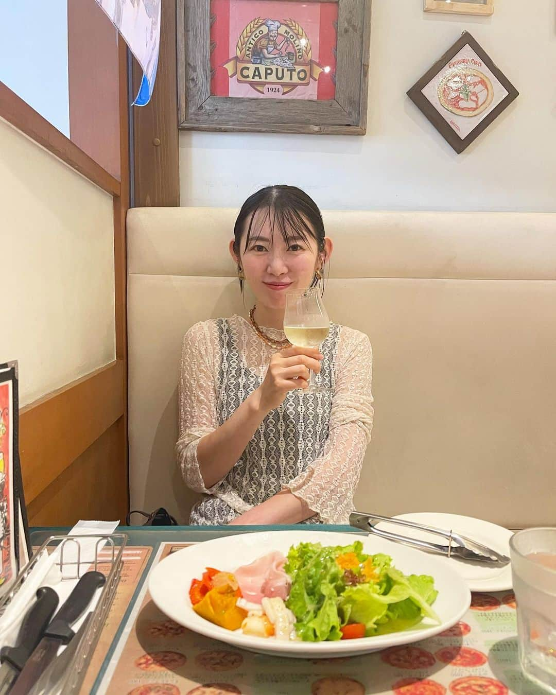 吉野千穂さんのインスタグラム写真 - (吉野千穂Instagram)「地味に続けているピッ活(ピッツァ活動)。 この日は桜新町のPizzeria ciro🍕❤️‍🔥  マリナーラとフンギのランチセットを頼んで わたしはちゃっかし白ワインも🤭🌿  おいしかったぁまた食べに行こう☺️ ごちそうさまでした🫶  #ピッツァ#ナポリピッツァ#pizza#ピッツェリア#桜新町#桜新町グルメ#お昼ごはん#休日の過ごし方#休日コーデ #千穂飯#おうちごはん#おうち居酒屋#おつまみ#おつまみレシピ#家飲み#家飲みおつまみ#千穂飯おつまみ#管理栄養士#フードスタイリスト」7月11日 20時54分 - chiho_yoshino