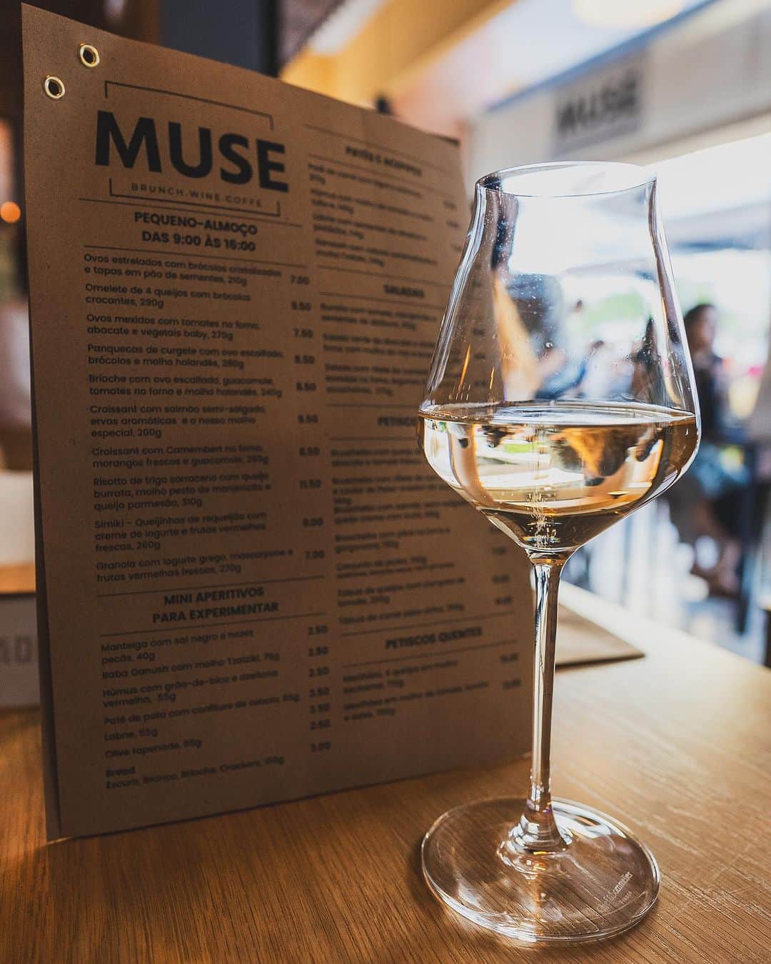 サイモンとマルティナのインスタグラム：「A little over a week ago, I went to the opening of Muse Wine Bar, which is the first wine bar in Caparica.  If you’re not familiar with Caparica, it’s a lovely beach town on the other side of the river, close to Lisbon, and a great area to spend your weekends.  And days off.  And days on.  Fuck, it’s a great place to be all day long.  Caparica doesn’t have as many small businesses, restaurants, and cafes as Lisbon, and so I was chuffed to be invited to come to the opening of a wine bar in the area.  And it’s a great spot.  They serve delicious wines, including a really funky orange wine - which has very much been my thing this year - along with a lovely Chablis, which I used to drink a lot in Japan and haven’t had much of since.   On top of that, they make AMAZING Syrniki, which are these small, pan fried cheese cakes, made out of something that’s like Cottage Cheese, usually served for breakfast.  I just discovered them within the last year, and maaaaan they’re so good!  These here, though, are so different, because I’ve never had them so smooth on the inside.  I’ve usually had them with lumpy, textured insides, and that’s fine, but here, they somehow got it to be as smooth and silky as American Cheesecakes, with a touch of cinnamon in them as well.  AH!  So fucking good.  If you’re ever in Caparica, check this place out.   📍Muse Wine Bar 🗺️ Av. 1º de Maio 36C, Costa da Caparica」