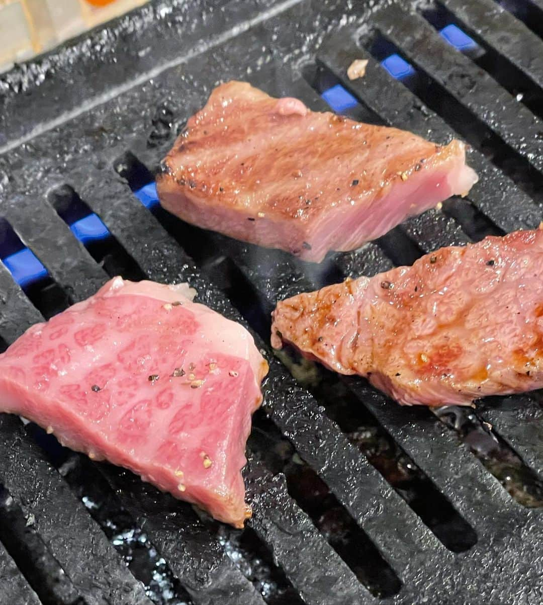 小川薫さんのインスタグラム写真 - (小川薫Instagram)「【ひとり焼肉】 . 上半期最終日。蒸し暑さにヘロヘロになり スタミナが切れそうで、難波の「てつ腕」さんへ😊 . 最初に伺ったのは「あまから手帖」を見てから。 何を食べても美味しいし、冷麺もスープも麺も自家製。 この日も予約なく前を通りかかり「50分だけなら大丈夫」とのことで、サクッと食べてきました！いつ満席なのにテンポよく出してくださり、久しぶりなのに名前も覚えていてくださり嬉しいな。 唯一、一人で伺えるお肉屋さん‼︎ . #てつ腕　#難波焼肉 #一人焼肉  #salondeclover  #サロンドクローバー #小川薫 #料理研究家　#テーブルコーディネーター #堀江 #料理教室　#料理教室大阪」7月11日 20時48分 - salondeclover