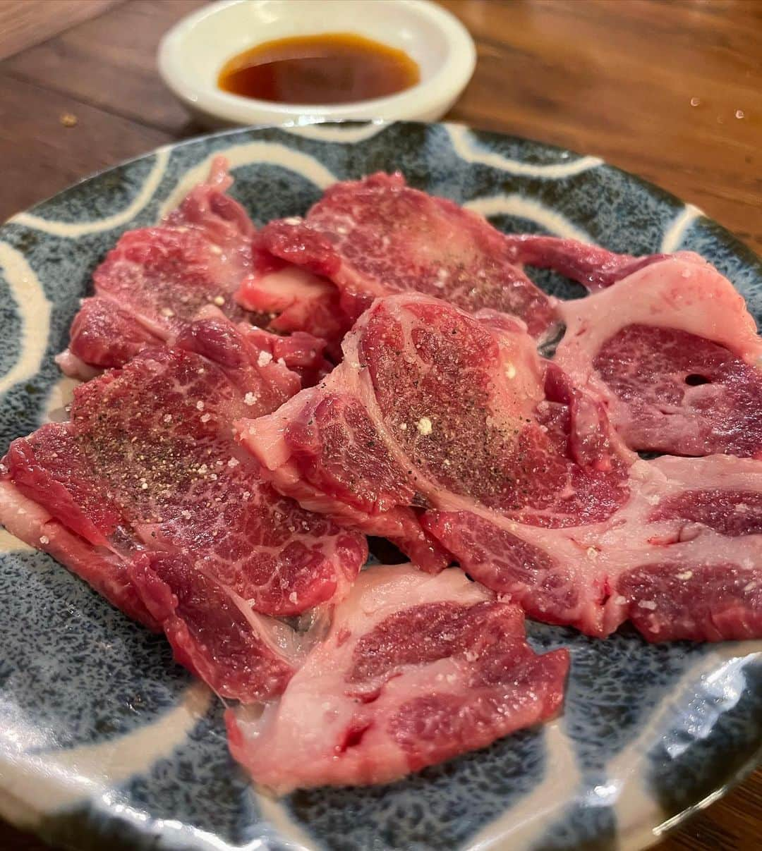 小川薫さんのインスタグラム写真 - (小川薫Instagram)「【ひとり焼肉】 . 上半期最終日。蒸し暑さにヘロヘロになり スタミナが切れそうで、難波の「てつ腕」さんへ😊 . 最初に伺ったのは「あまから手帖」を見てから。 何を食べても美味しいし、冷麺もスープも麺も自家製。 この日も予約なく前を通りかかり「50分だけなら大丈夫」とのことで、サクッと食べてきました！いつ満席なのにテンポよく出してくださり、久しぶりなのに名前も覚えていてくださり嬉しいな。 唯一、一人で伺えるお肉屋さん‼︎ . #てつ腕　#難波焼肉 #一人焼肉  #salondeclover  #サロンドクローバー #小川薫 #料理研究家　#テーブルコーディネーター #堀江 #料理教室　#料理教室大阪」7月11日 20時48分 - salondeclover