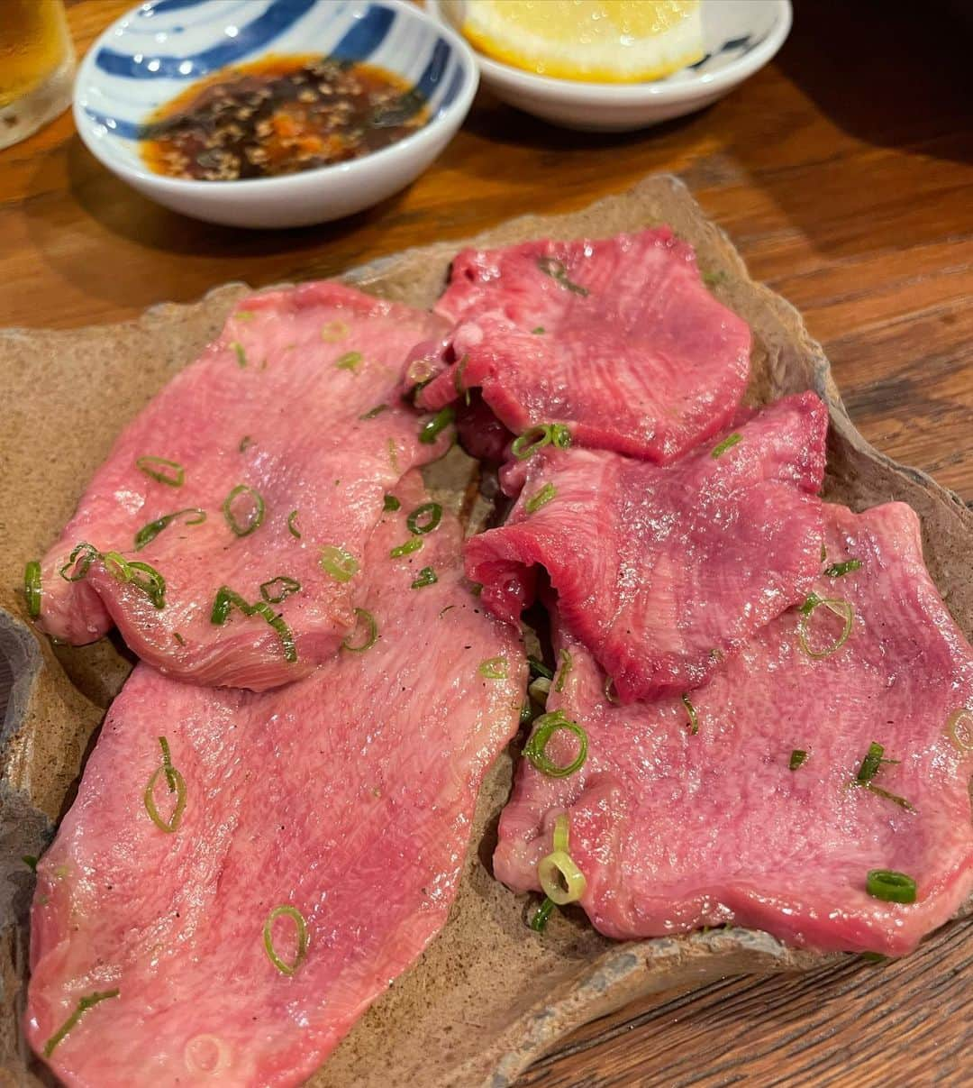 小川薫さんのインスタグラム写真 - (小川薫Instagram)「【ひとり焼肉】 . 上半期最終日。蒸し暑さにヘロヘロになり スタミナが切れそうで、難波の「てつ腕」さんへ😊 . 最初に伺ったのは「あまから手帖」を見てから。 何を食べても美味しいし、冷麺もスープも麺も自家製。 この日も予約なく前を通りかかり「50分だけなら大丈夫」とのことで、サクッと食べてきました！いつ満席なのにテンポよく出してくださり、久しぶりなのに名前も覚えていてくださり嬉しいな。 唯一、一人で伺えるお肉屋さん‼︎ . #てつ腕　#難波焼肉 #一人焼肉  #salondeclover  #サロンドクローバー #小川薫 #料理研究家　#テーブルコーディネーター #堀江 #料理教室　#料理教室大阪」7月11日 20時48分 - salondeclover