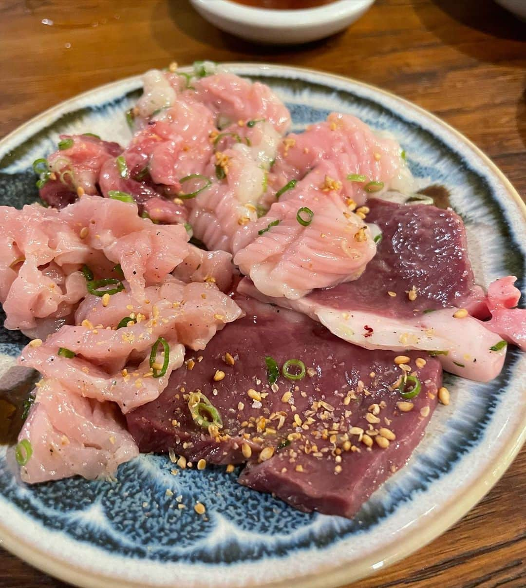 小川薫さんのインスタグラム写真 - (小川薫Instagram)「【ひとり焼肉】 . 上半期最終日。蒸し暑さにヘロヘロになり スタミナが切れそうで、難波の「てつ腕」さんへ😊 . 最初に伺ったのは「あまから手帖」を見てから。 何を食べても美味しいし、冷麺もスープも麺も自家製。 この日も予約なく前を通りかかり「50分だけなら大丈夫」とのことで、サクッと食べてきました！いつ満席なのにテンポよく出してくださり、久しぶりなのに名前も覚えていてくださり嬉しいな。 唯一、一人で伺えるお肉屋さん‼︎ . #てつ腕　#難波焼肉 #一人焼肉  #salondeclover  #サロンドクローバー #小川薫 #料理研究家　#テーブルコーディネーター #堀江 #料理教室　#料理教室大阪」7月11日 20時48分 - salondeclover