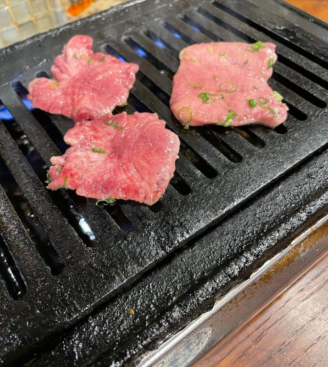 小川薫さんのインスタグラム写真 - (小川薫Instagram)「【ひとり焼肉】 . 上半期最終日。蒸し暑さにヘロヘロになり スタミナが切れそうで、難波の「てつ腕」さんへ😊 . 最初に伺ったのは「あまから手帖」を見てから。 何を食べても美味しいし、冷麺もスープも麺も自家製。 この日も予約なく前を通りかかり「50分だけなら大丈夫」とのことで、サクッと食べてきました！いつ満席なのにテンポよく出してくださり、久しぶりなのに名前も覚えていてくださり嬉しいな。 唯一、一人で伺えるお肉屋さん‼︎ . #てつ腕　#難波焼肉 #一人焼肉  #salondeclover  #サロンドクローバー #小川薫 #料理研究家　#テーブルコーディネーター #堀江 #料理教室　#料理教室大阪」7月11日 20時48分 - salondeclover