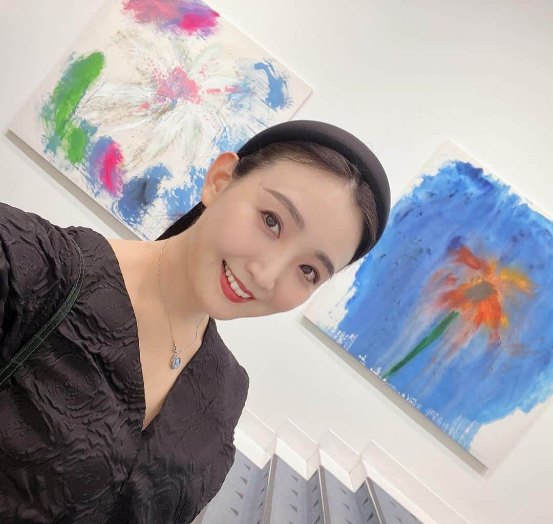 のインスタグラム：「白ゆり🤍と鬼ゆり🧡  百合の絵というと気になる小百合です🩷  同じ対象物でも皆違うアプローチが面白くて☺️  2016 大宮エリーさん　昔の絵もありました  明日からの展覧会テーマは海です💙🏖️🌊  海テーマの展覧会では百合もひとでにみえる不思議🤭  エリーさんらしくてcute&fancyでした！  少し心が明るくなったよ」