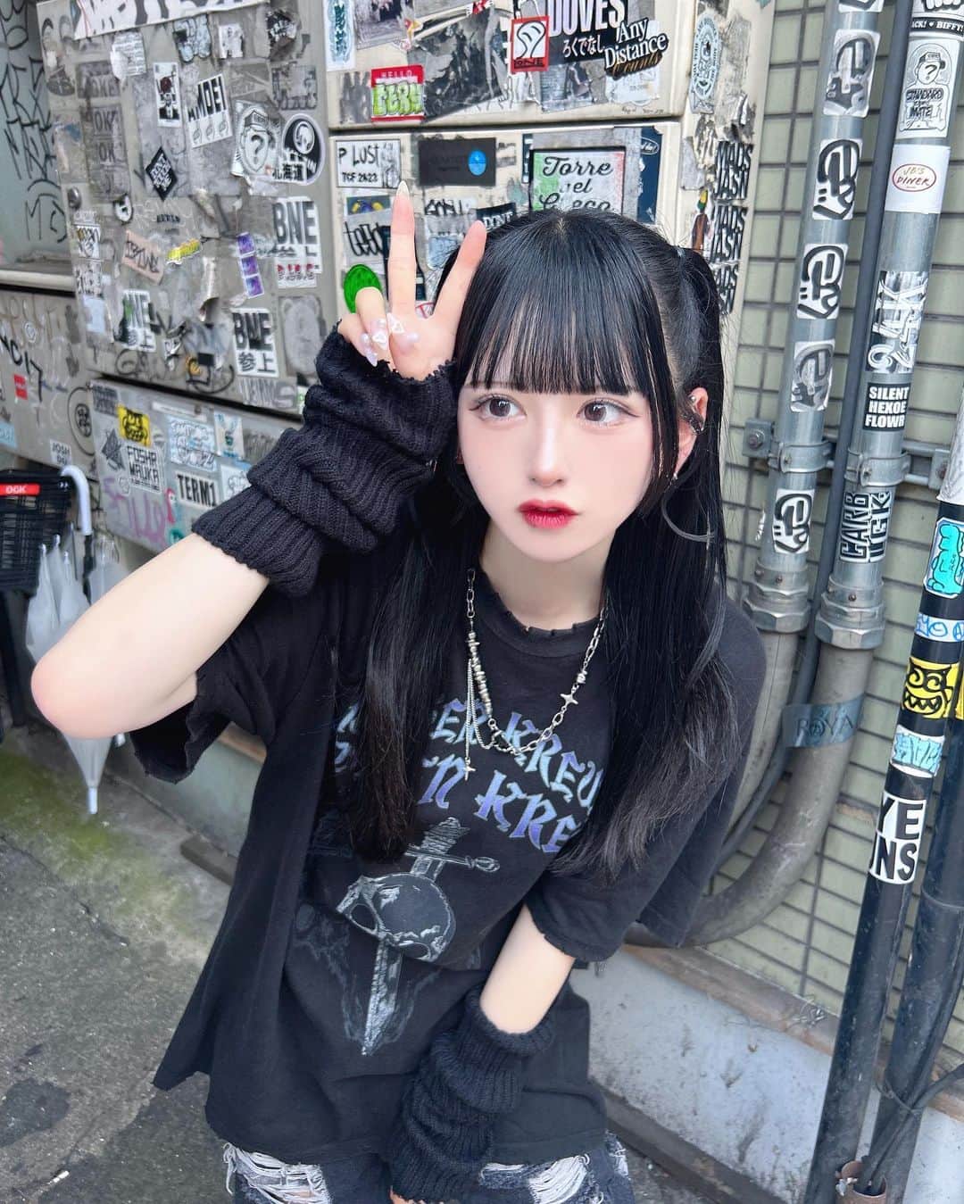 狐波ろんのインスタグラム：「夏でもいろんな服を着たいおれぴvsあほみたいな猛暑~2023~開幕ってワケ(^^;)  . #ハーフツイン #ootd #오오티디 #黒髪ぱっつん」