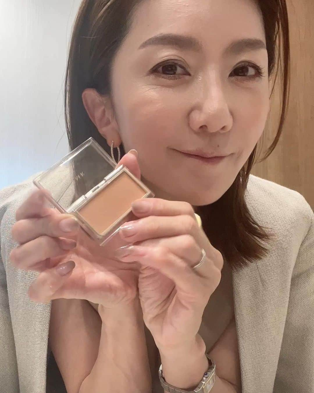 坂田陽子さんのインスタグラム写真 - (坂田陽子Instagram)「長いマスク生活のせいか、 ホルモンバランスのせいか。 なんだかもやもや〜っとした肝斑の様なそうでないような？ レーザー当てたらより濃くなるかもしれないと、  気にはなってたけど 放置していた頬のシミ。 ・ 先日やっと 友達に紹介してもらった @matsukura_clinic  の #スーパーipl 受けて来た。 これは肝斑にも光照射が可能で 小鼻の周りの赤み改善にも良いらしく、なんだか最近良い感じ。 ・ ところで 友人から貰った #rmk の #ピュアコンプレクションブラッシュ  #ディフューズドアンバー  の色味が ナチュラルに血色の良さとツヤを与えてくれて好き過ぎる‼️ ・ モヤモヤの無い頬で ツヤツヤの（写真2はテカってるだけか😂） 夏メイク楽しみたい〜。 ・ #玄関開けたら2分でメイク崩れる #夏メイク　#大人チーク #上品チーク #肝斑なくなれ #松倉クリニック表参道 #肝斑治療」7月11日 20時51分 - yokosakata