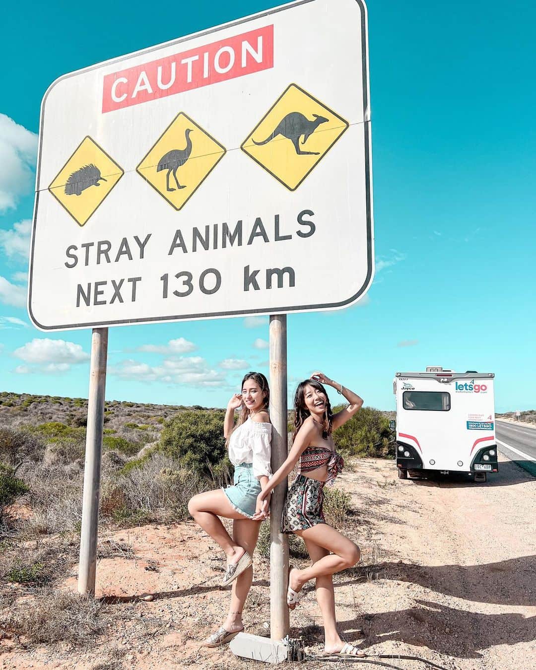 溝呂木世蘭のインスタグラム：「オーストラリア、ロードトリップ 道にある看板がもうかわいい🫢  移動はかなり大変なことも多かったかな？  ずーと一本道で周りは自然だらけ！  広大で途中電波がなくなったり、カンガルーが横切ったり、めちゃくちゃ周りの車が速かったり！！  でもこんな大自然を感じれる機会はないから いい体験になりました！！  運転は交代制で、総移動距離は4500km!  夕焼け、星空、大自然、野生動物 とか、ロードトリップでしか見ることのできなかった景色をたくさん見れたよ！🫶  #ロードトリップ#オーストラリア#西オーストラリア#パース#キャンピングカー#Perth#Australia#旅好き#旅行好き#キャンプ#自給自足#旅行好きな人と繋がりたい #女子旅#女子旅行#旅好き」